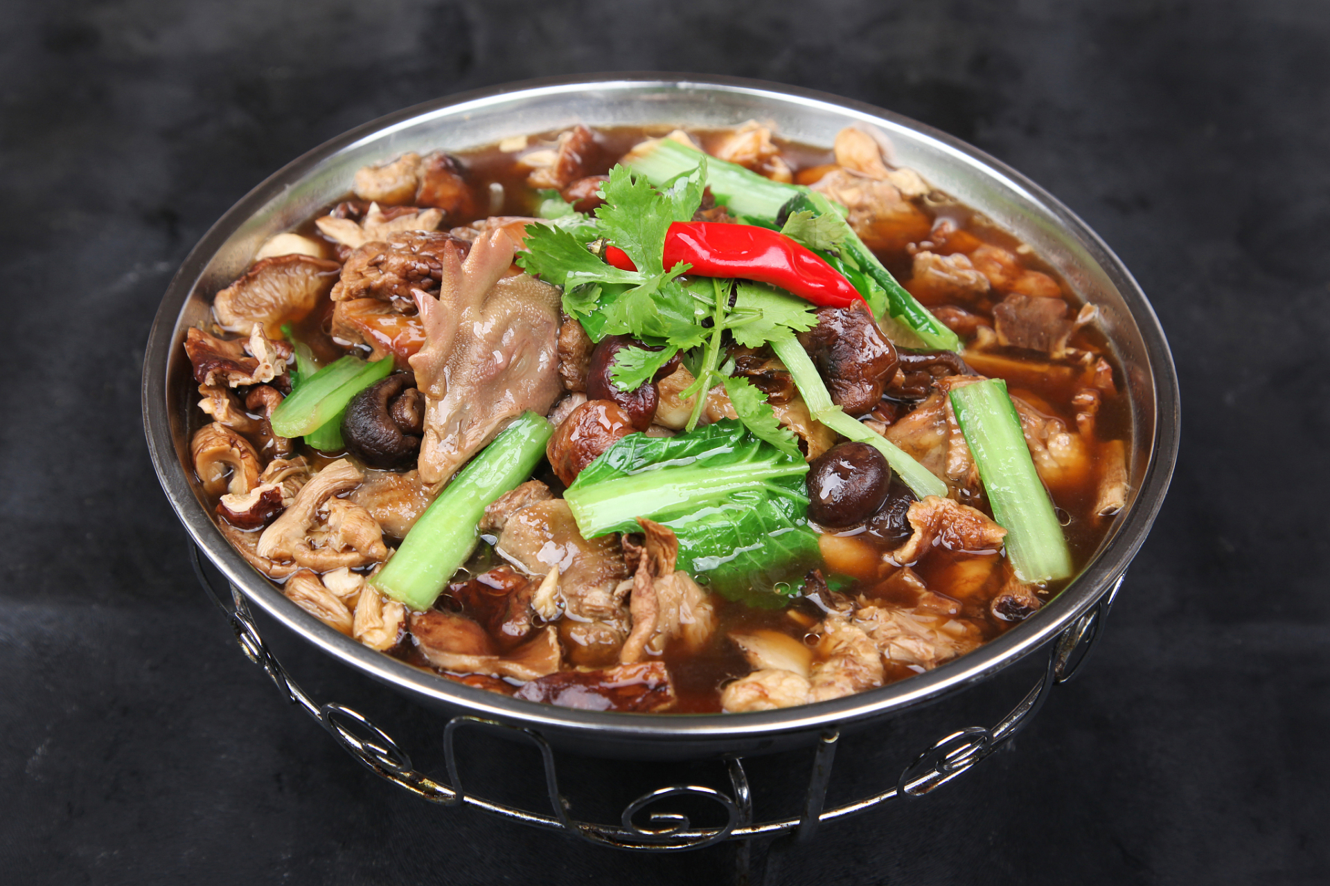 小鸡炖蘑菇是一道广受欢迎的家常菜,其原材料主要包括鸡肉和蘑菇.