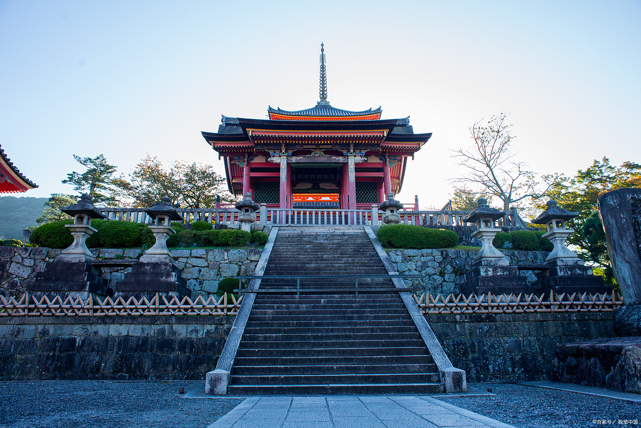 炎亭景区位于浙江省温州市苍南县,是一个美丽的海滨景区,拥有许多自然