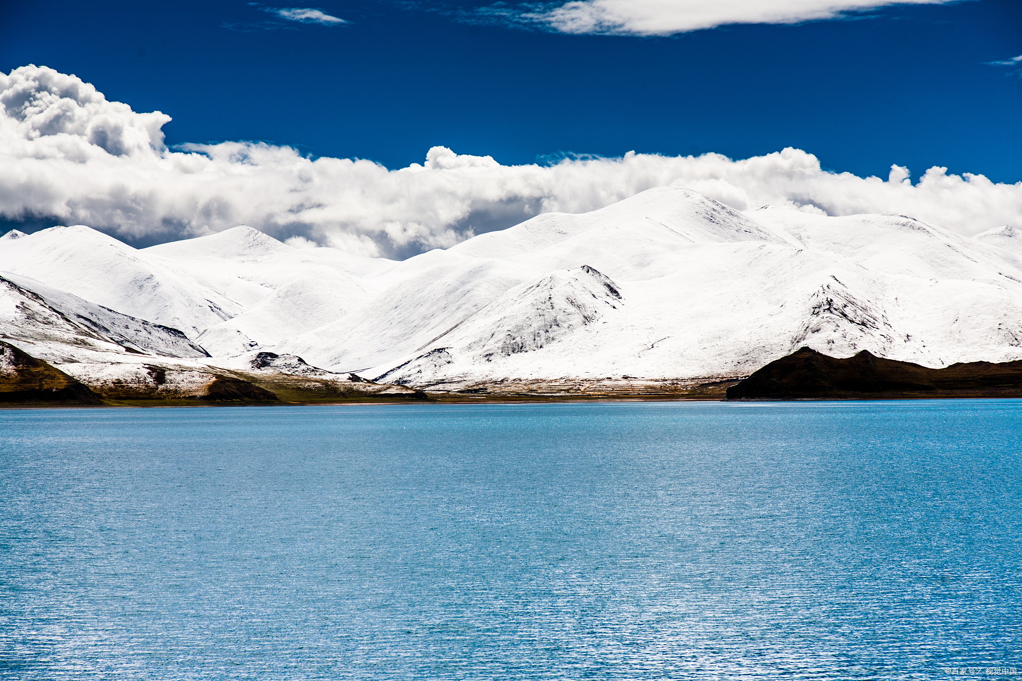 西藏羊卓雍错:西藏圣湖的绝美风光  位于青藏高原上的羊卓雍错是中国