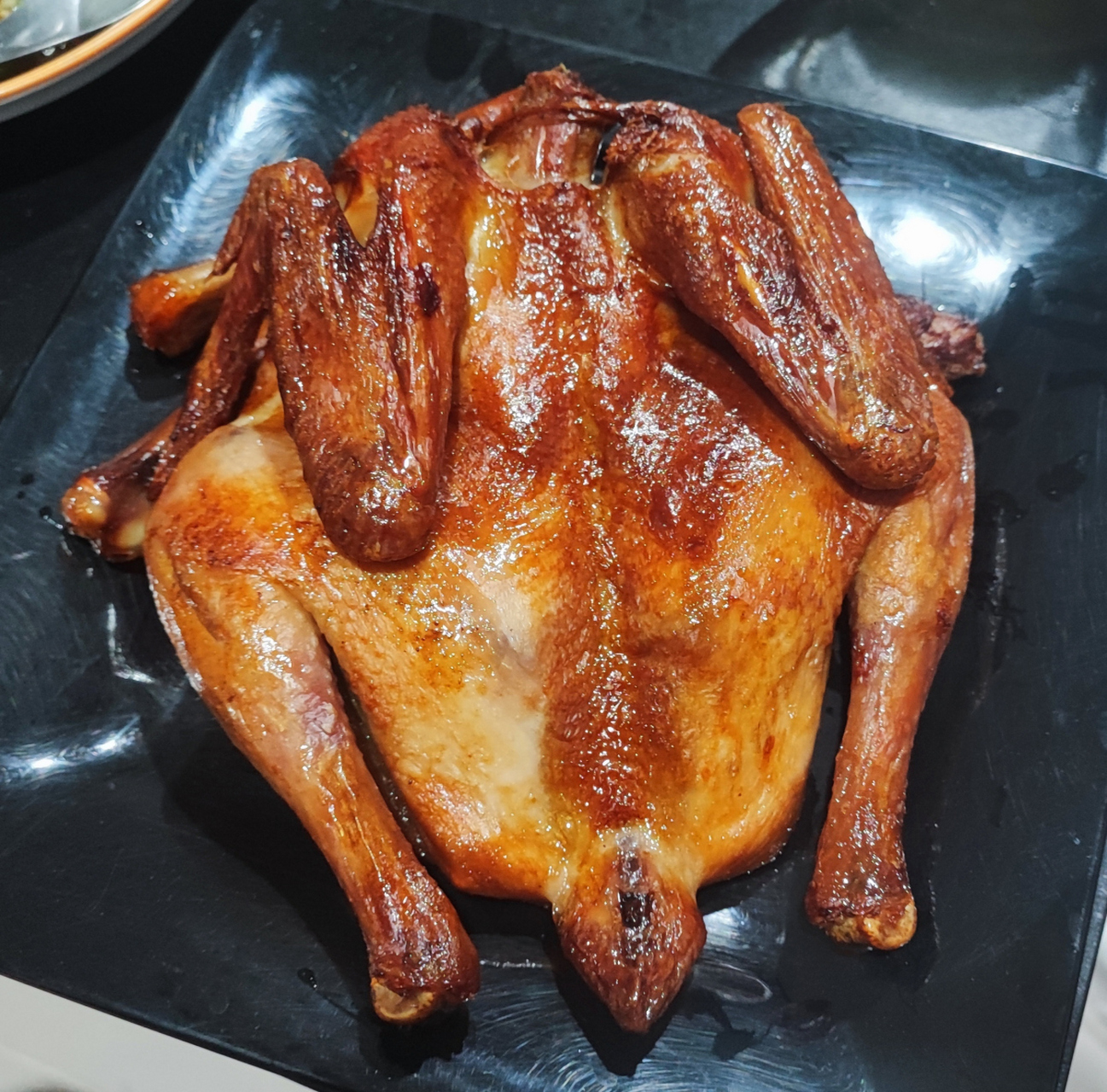 蜜汁烤鸡是一道美味家常菜,制作简单,食材包括童子鸡,蜂蜜,盐,鸡精等