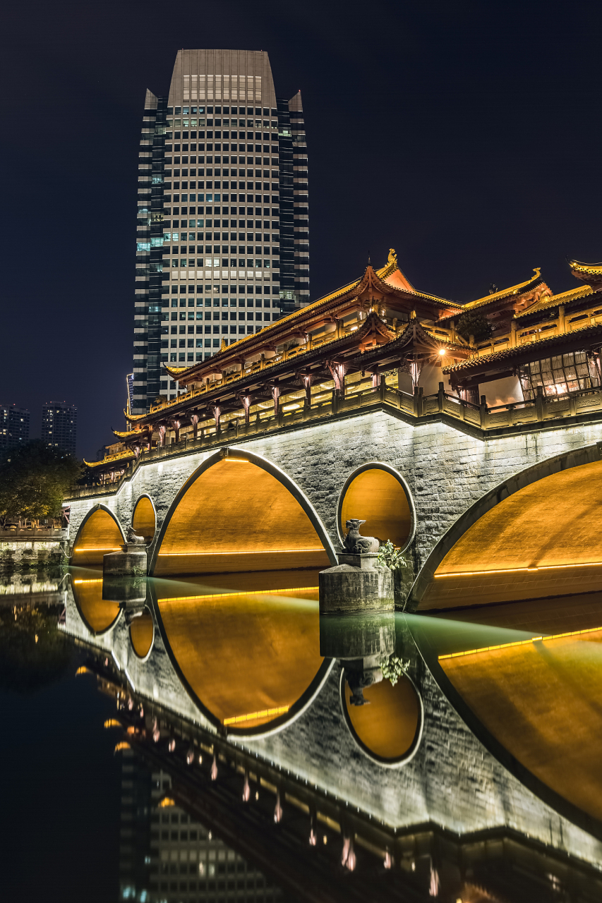 成都九眼桥,位于成都市武侯区,是一座历史悠久,文化底蕴深厚的古桥.