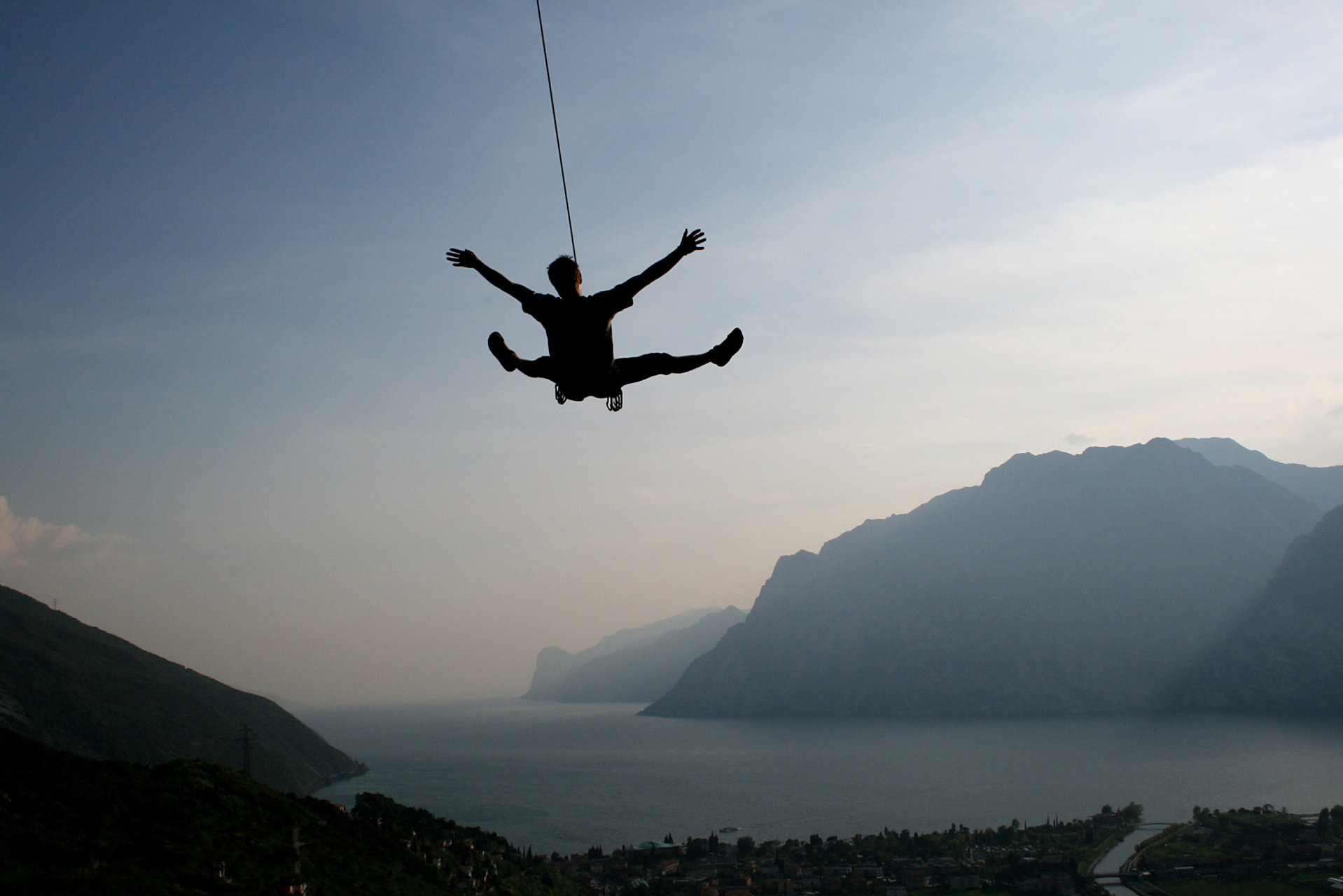 香港一男子在泰国芭提雅蹦极时绳子断裂坠入湖底,身体多处受伤,园方仅