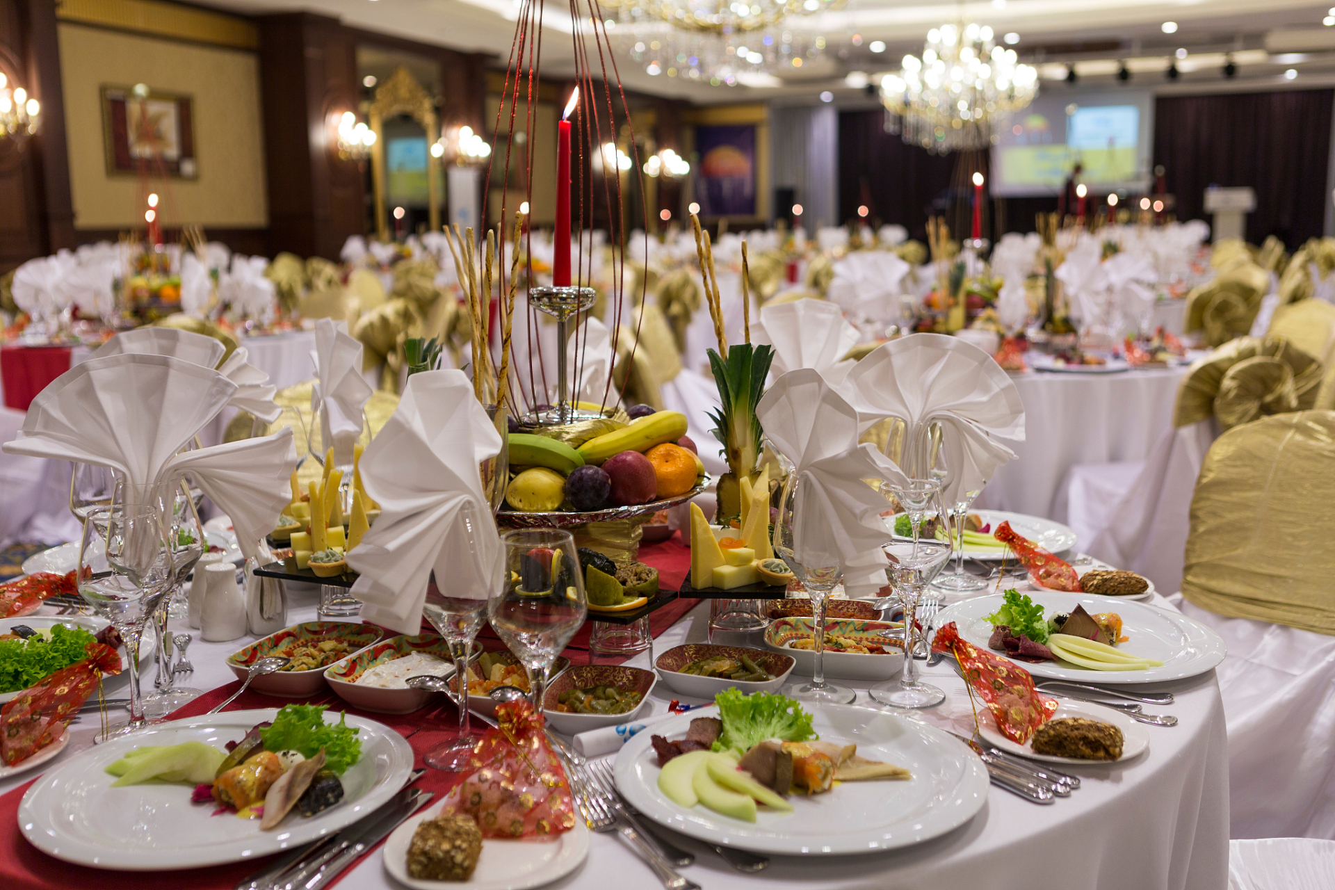 广东深圳一位42岁的女富婆宴请6位老同学吃饭,点了