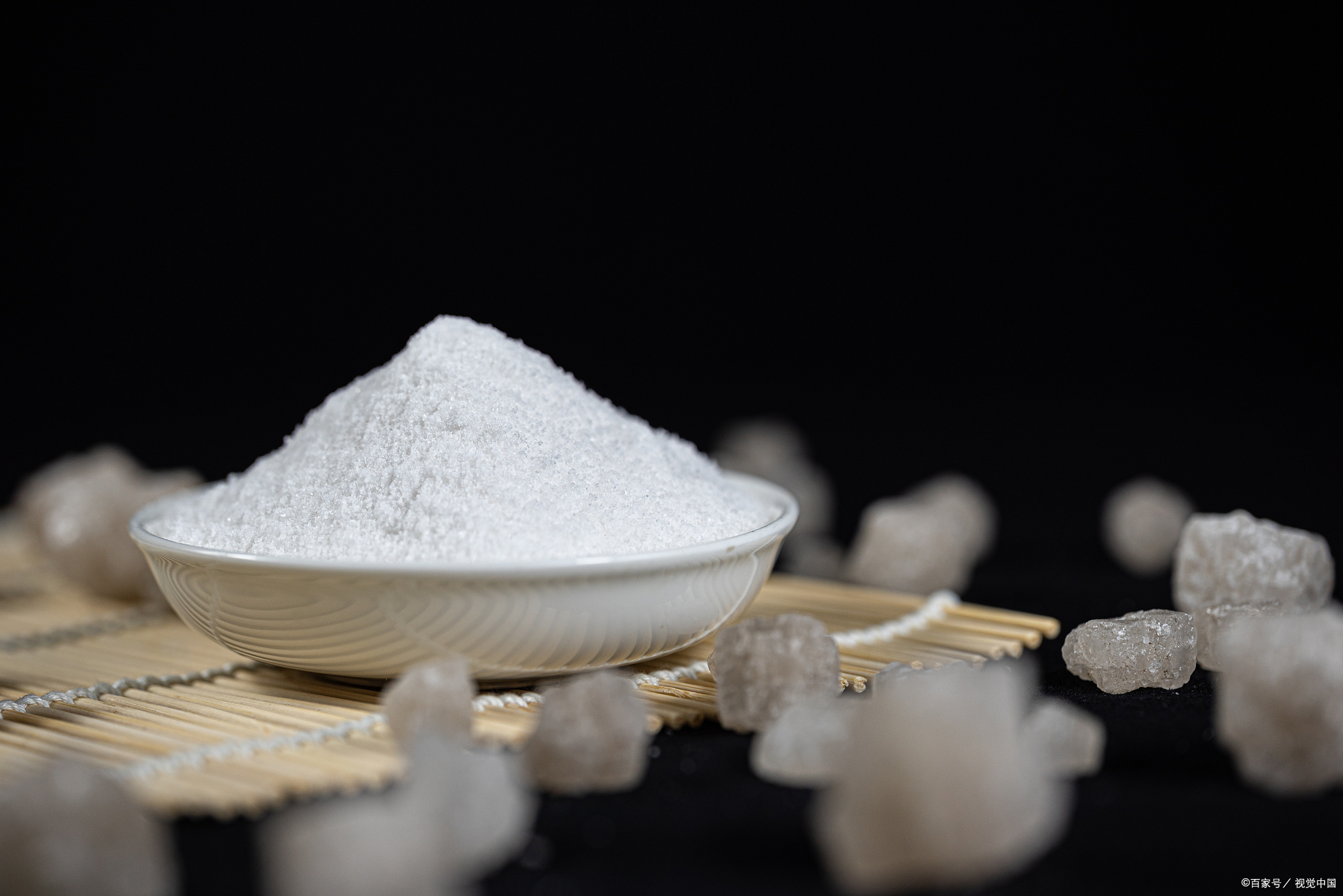 对于普通家庭而言,在没有特殊营养需求的情况下,选择普通食用盐(精盐)