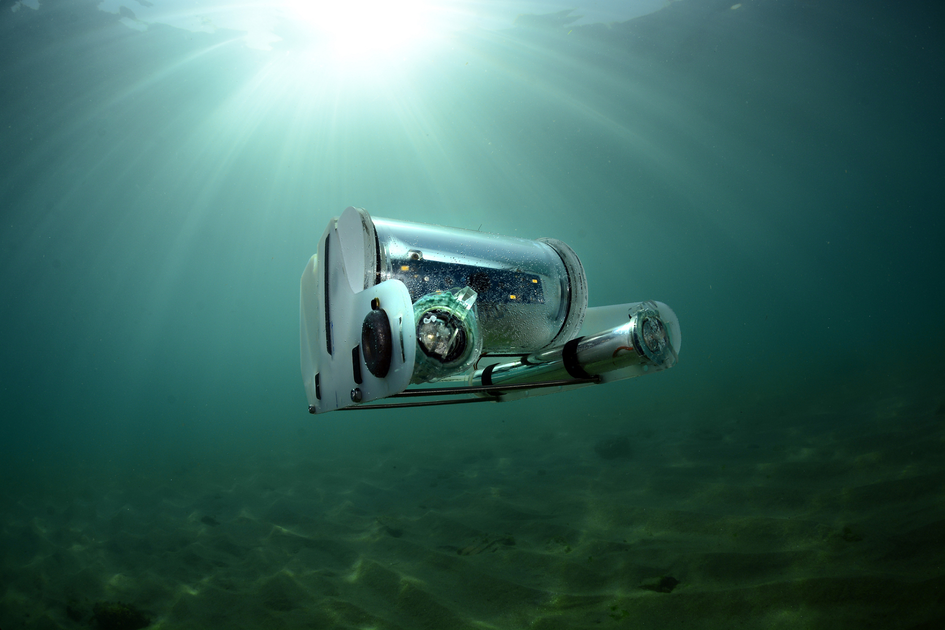 泰坦号观光艇内爆 5名乘员死  美国海岸警卫队表示,深海潜水器在考察"