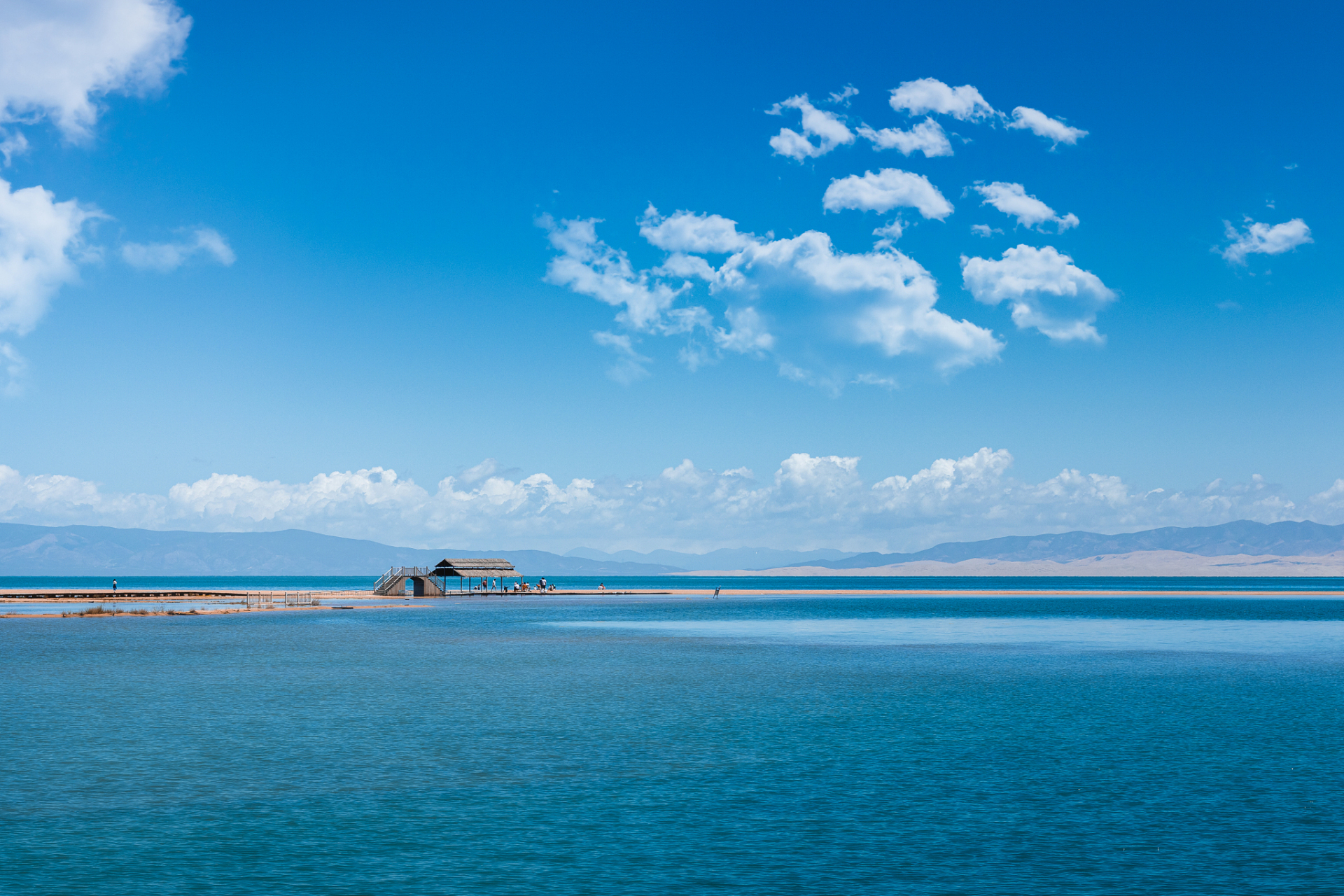 青海湖:高原上的璀璨明珠  青海湖,藏语名为措温布,意为青色的海