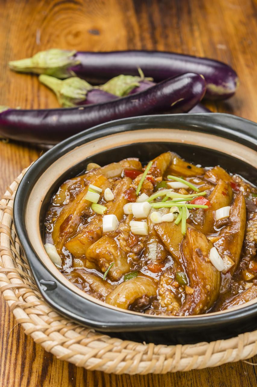 大连名菜鱼香茄子融合东北菜的豪放和大连海洋风味,口感脆嫩,味道鲜美