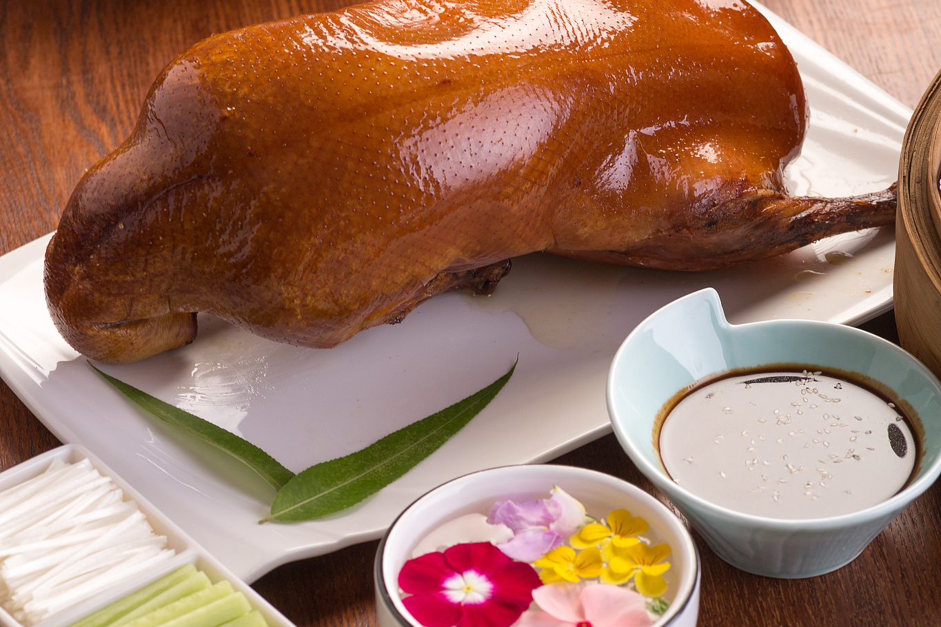 北京烤鸭作为中华美食的代表,历史悠久,制作工艺繁琐讲究.