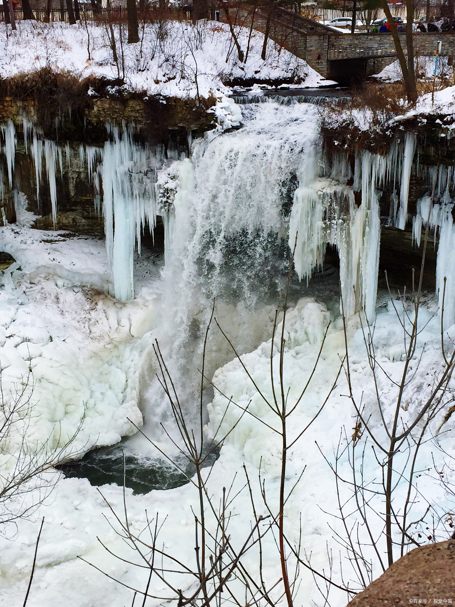 岫岩龙潭湾冬景静谧,冰封湖面雪覆山野,摄影超梦幻!