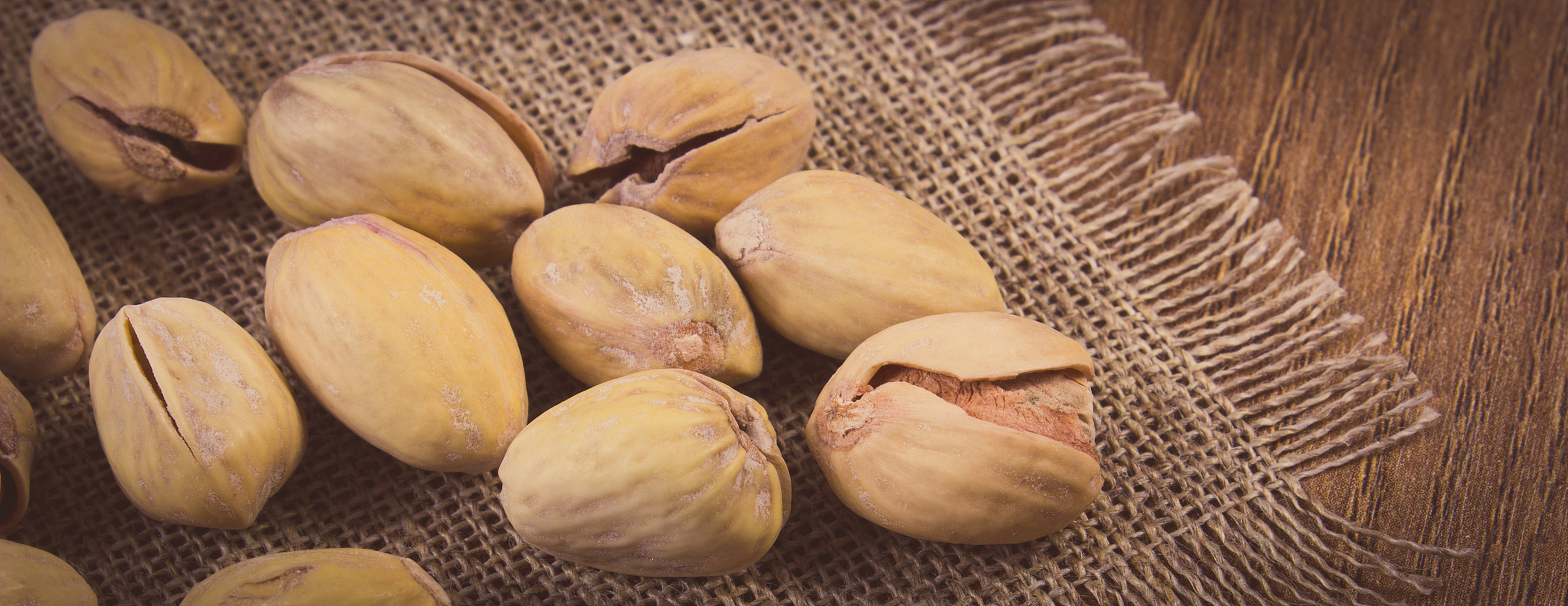 碧根果尖部发黑是变质了还是炒糊了? 碧根果尖部发黑了还能吃吗?