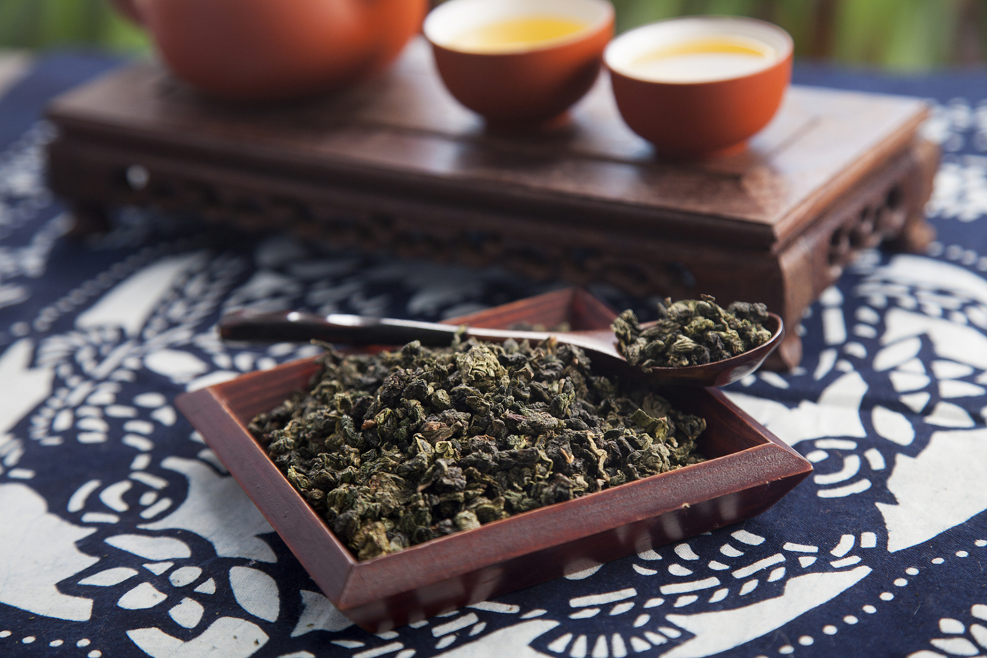 九龙茶的制作工艺独特,需要经过精细的挑选,收获,制作和保质过程.