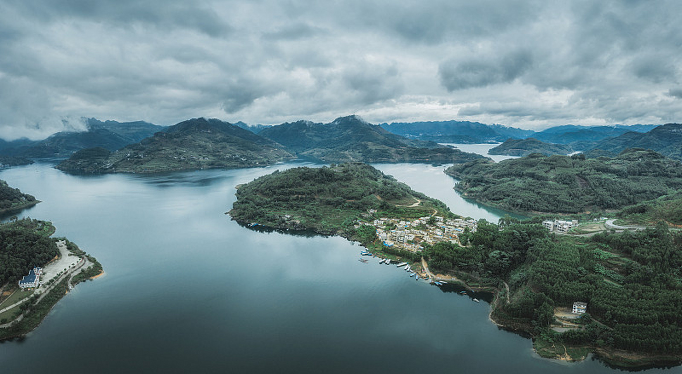 安徽最美10大湖泊: 1,巢湖:巢湖位于安徽省中部,是中国五大淡水湖之一