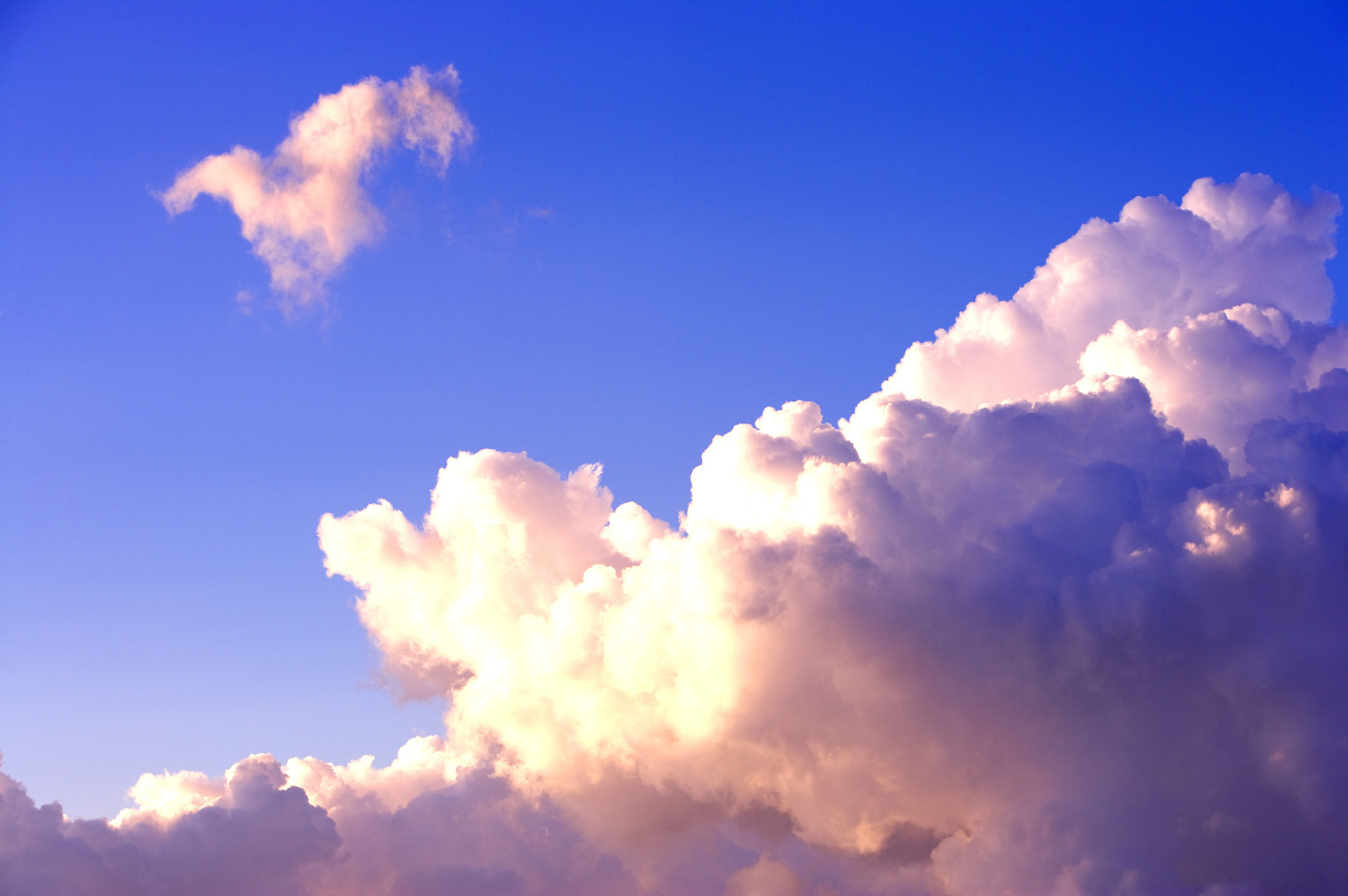 我飘荡在天空中 偶尔投影在你的波心 你不必惊讶,更无需欢喜 因为我只