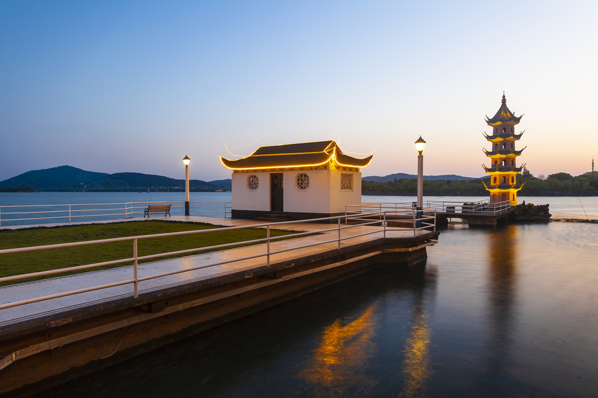 江苏省金山,国家5a级旅游景区,位于镇江市区西北部,是"京口三山"之首.
