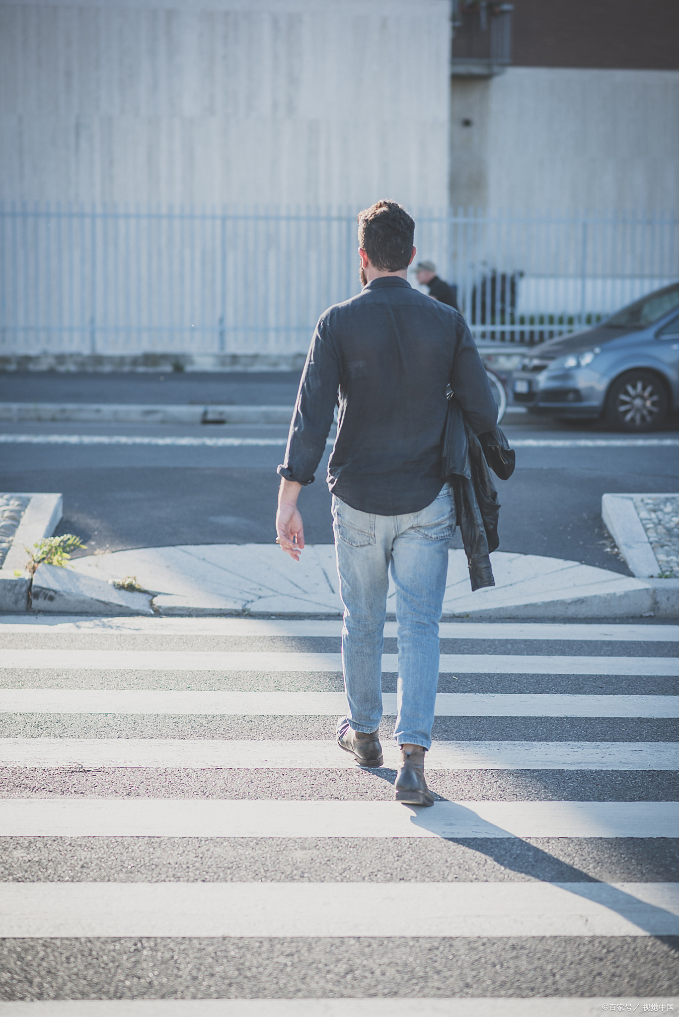 小伙错过末班车舍不得花十几元打车走路回家!你猜有多远?