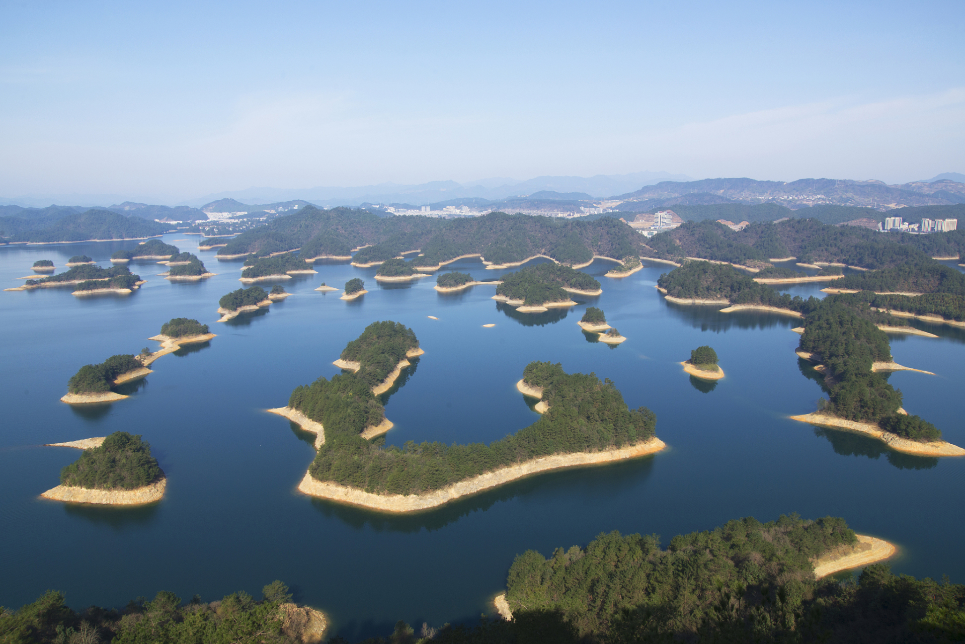 浙江千岛湖:位于浙江省杭州市淳安县境内,是世界上岛屿最多的湖.