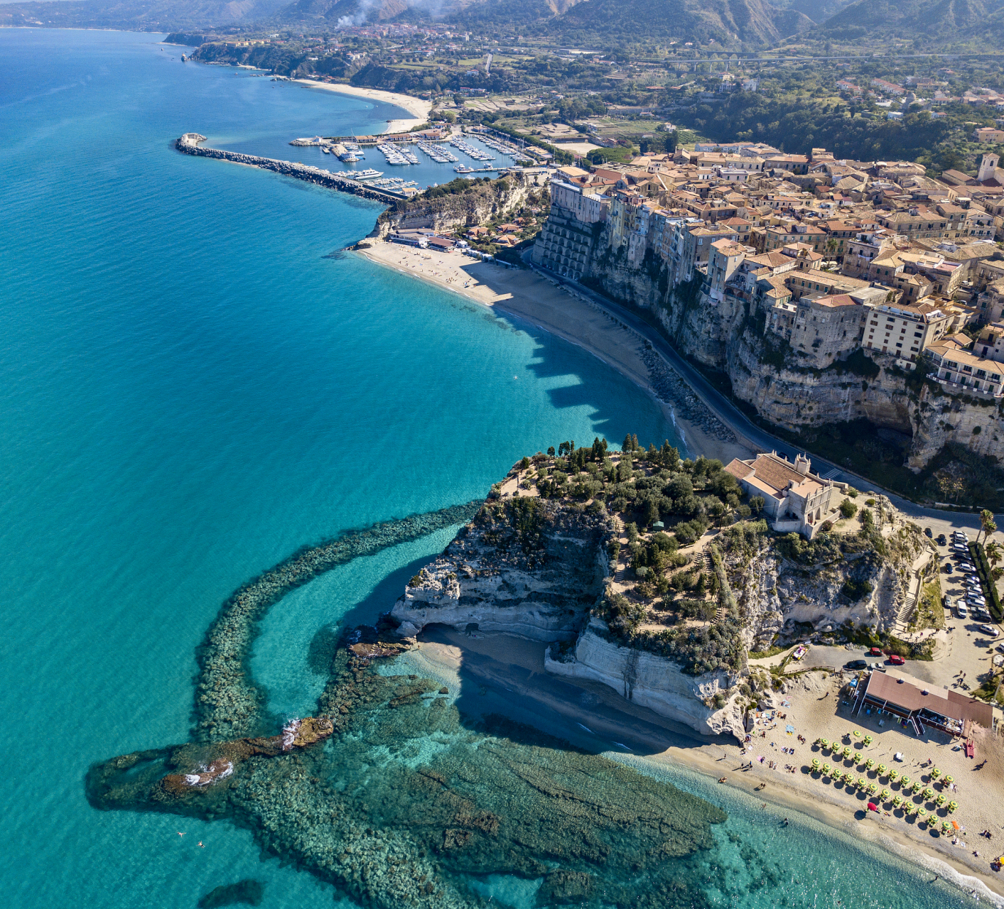 米洛斯岛是希腊基克拉泽斯群岛最西的岛屿,在爱琴海中,是近代火山岛