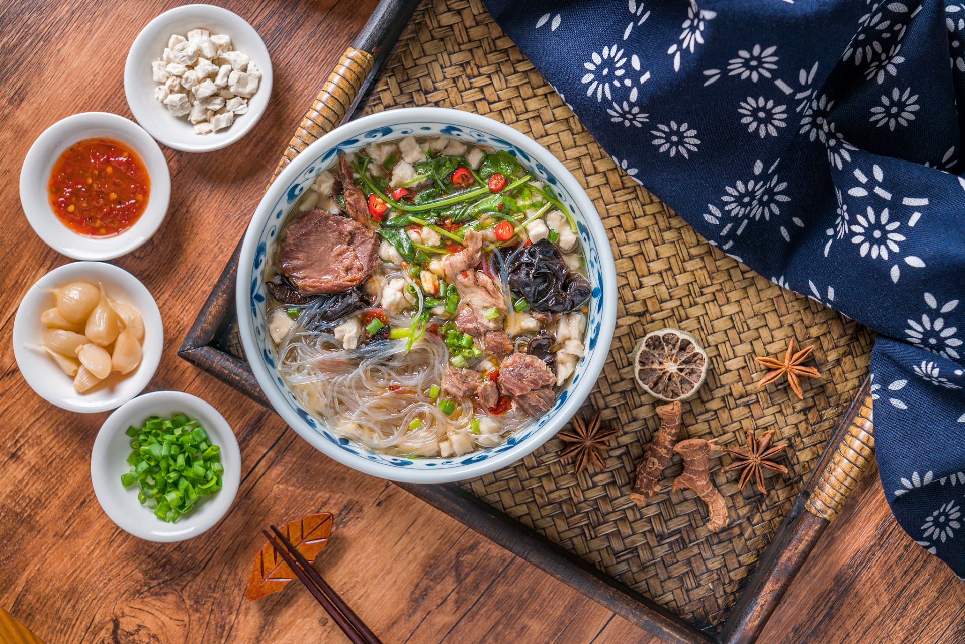 西安羊肉泡馍是西北地区传统美食,历史悠久,制作过程精细,选用优质