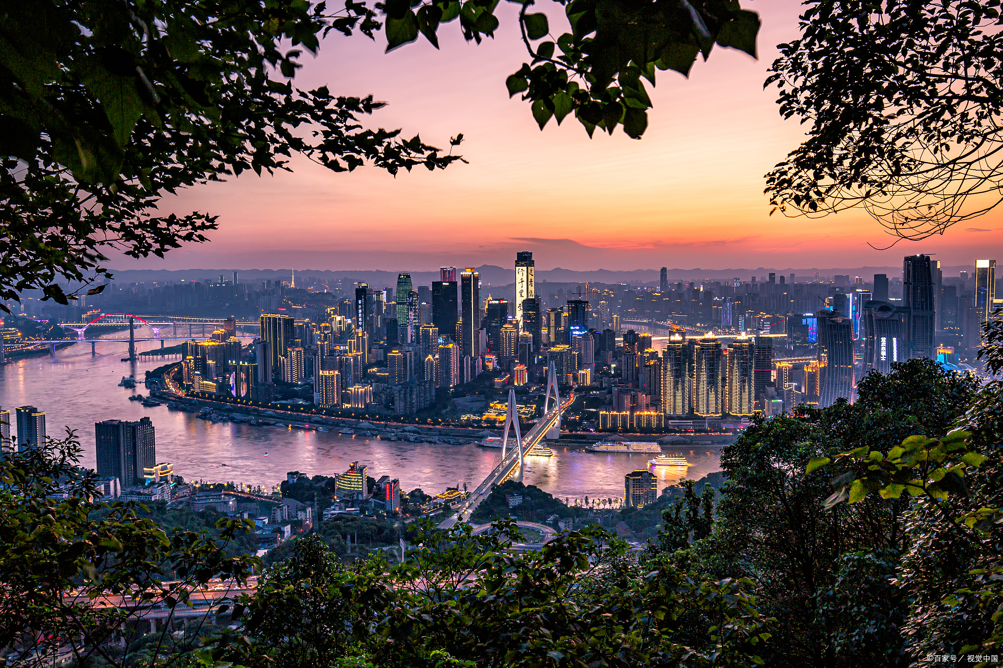 因一棵古老的树而得名,是俯视整个重庆,尽赏夜景风光的绝佳之地