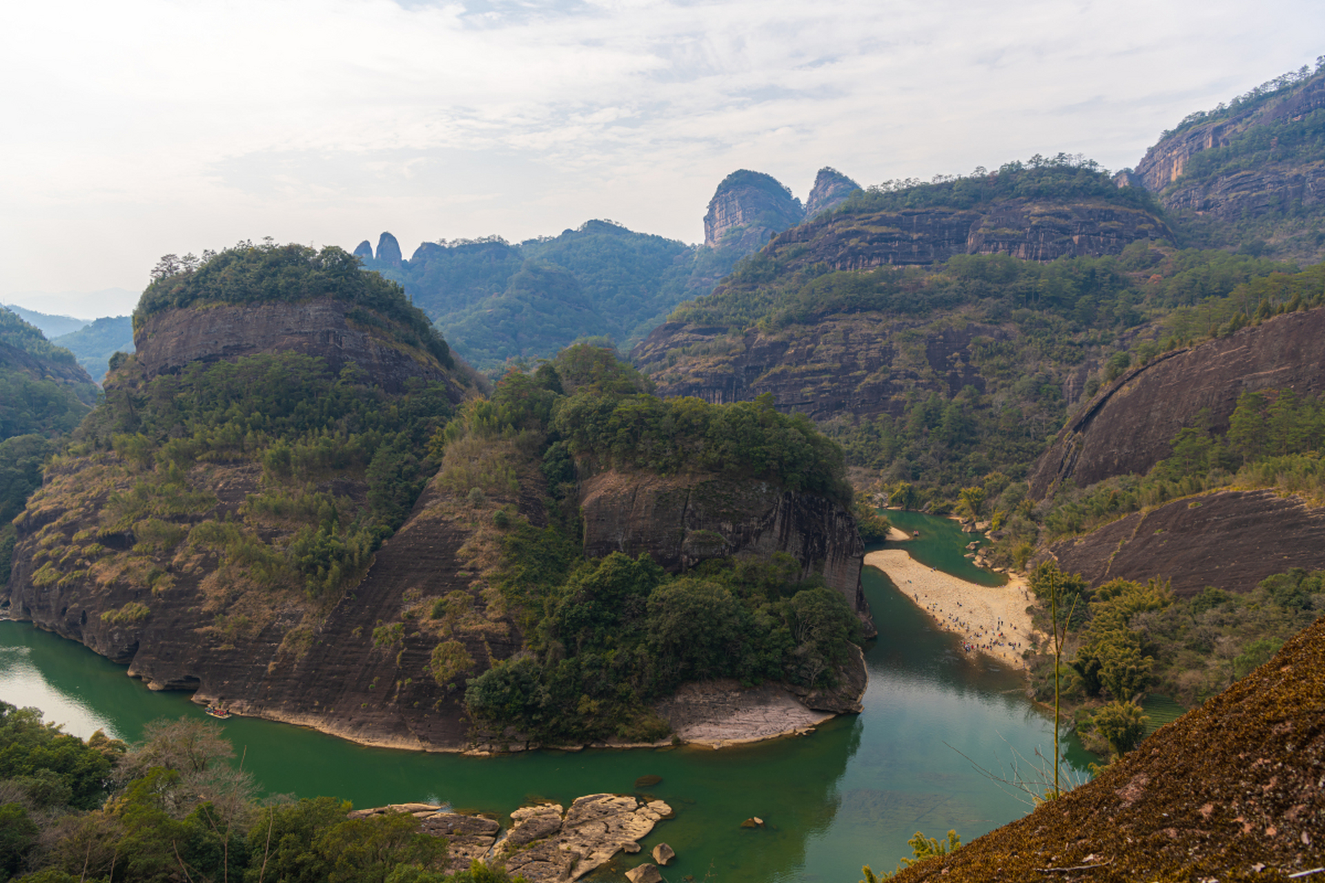 福建省拥有丰富的自然风景和历史文化,有许多热门景点和好玩的地方,如