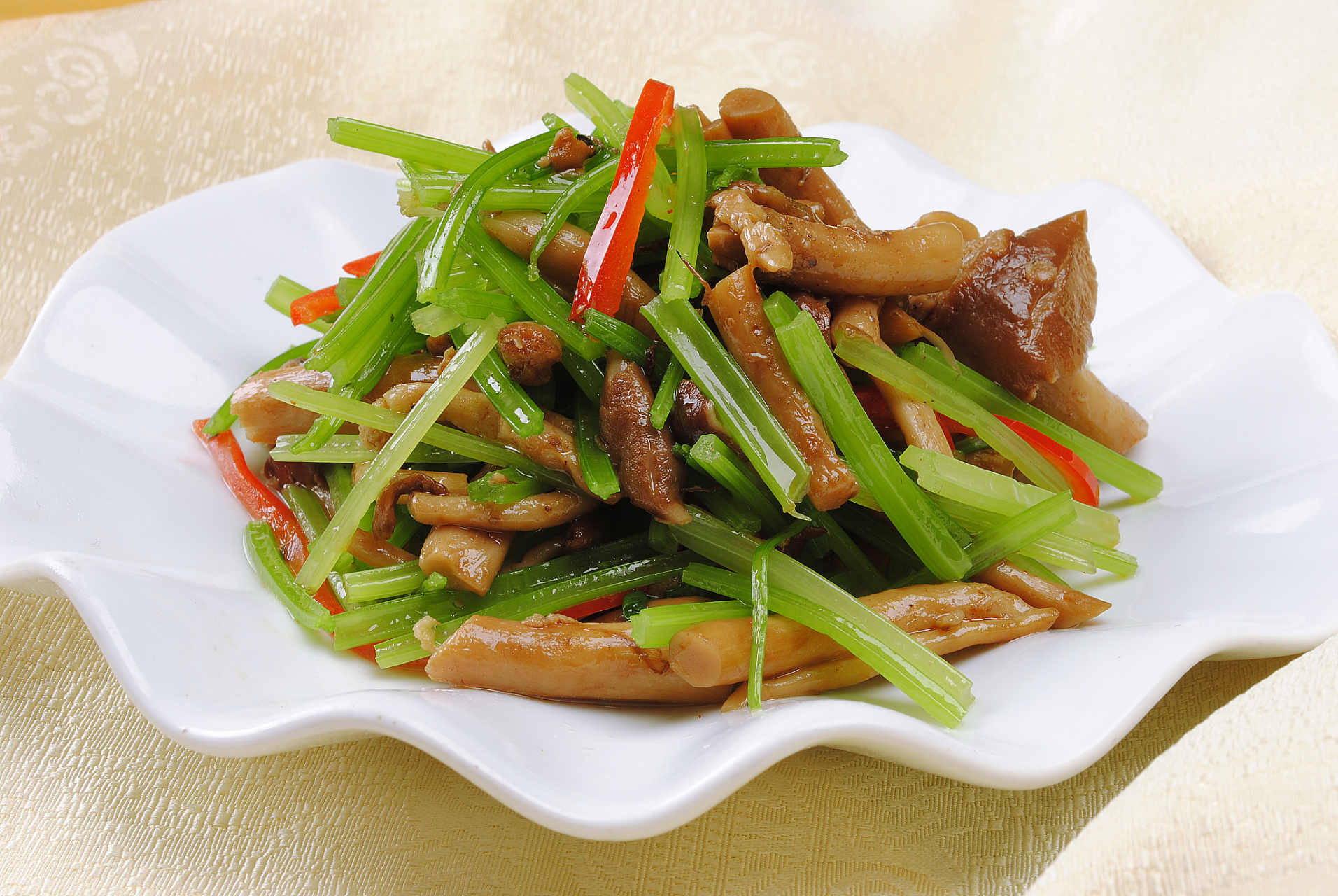 芹菜被称为"血栓的清洁工",春天是它鲜嫩的季节,6种家常做法