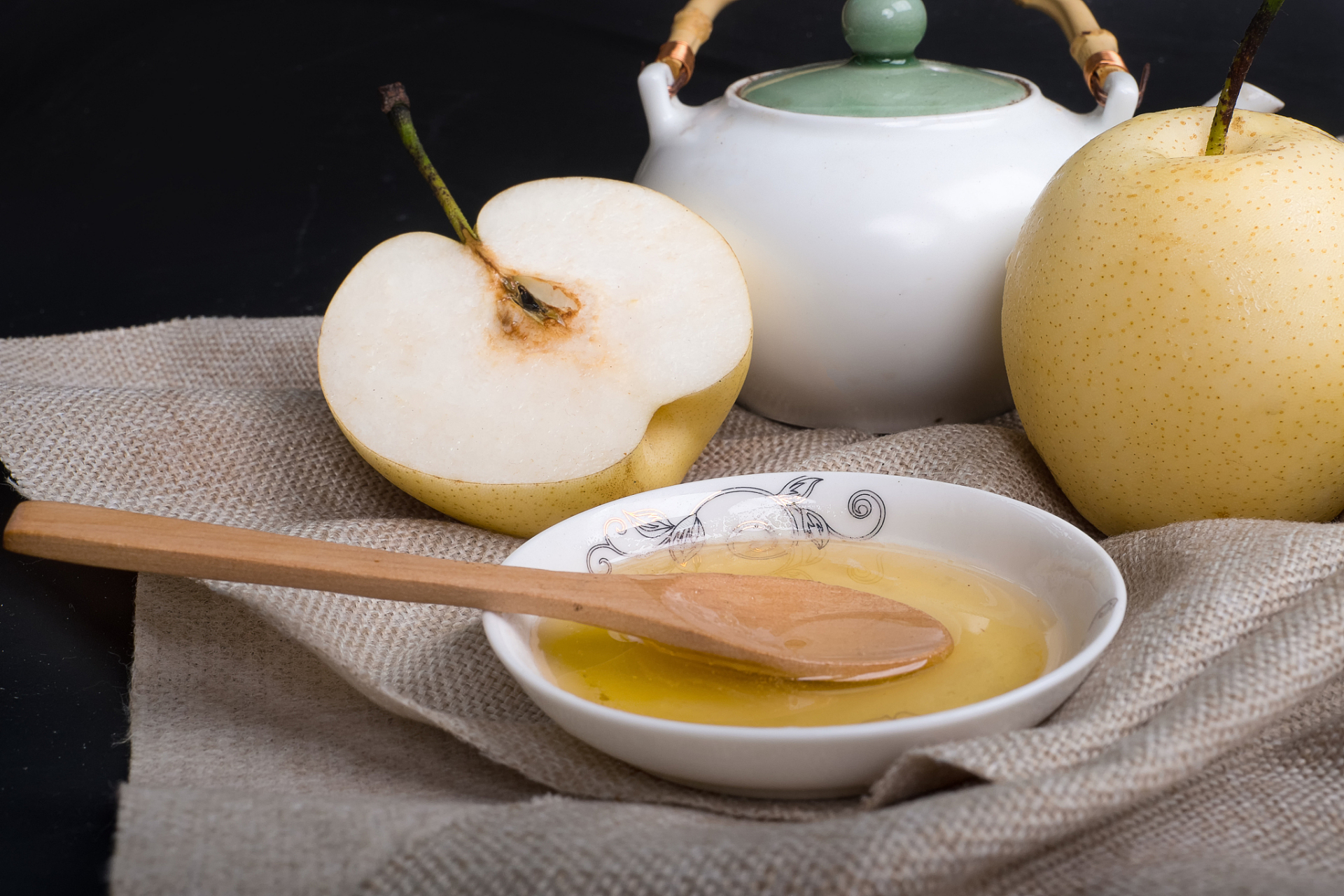 今天给大家介绍一些养肺润肺的食物,让我们一