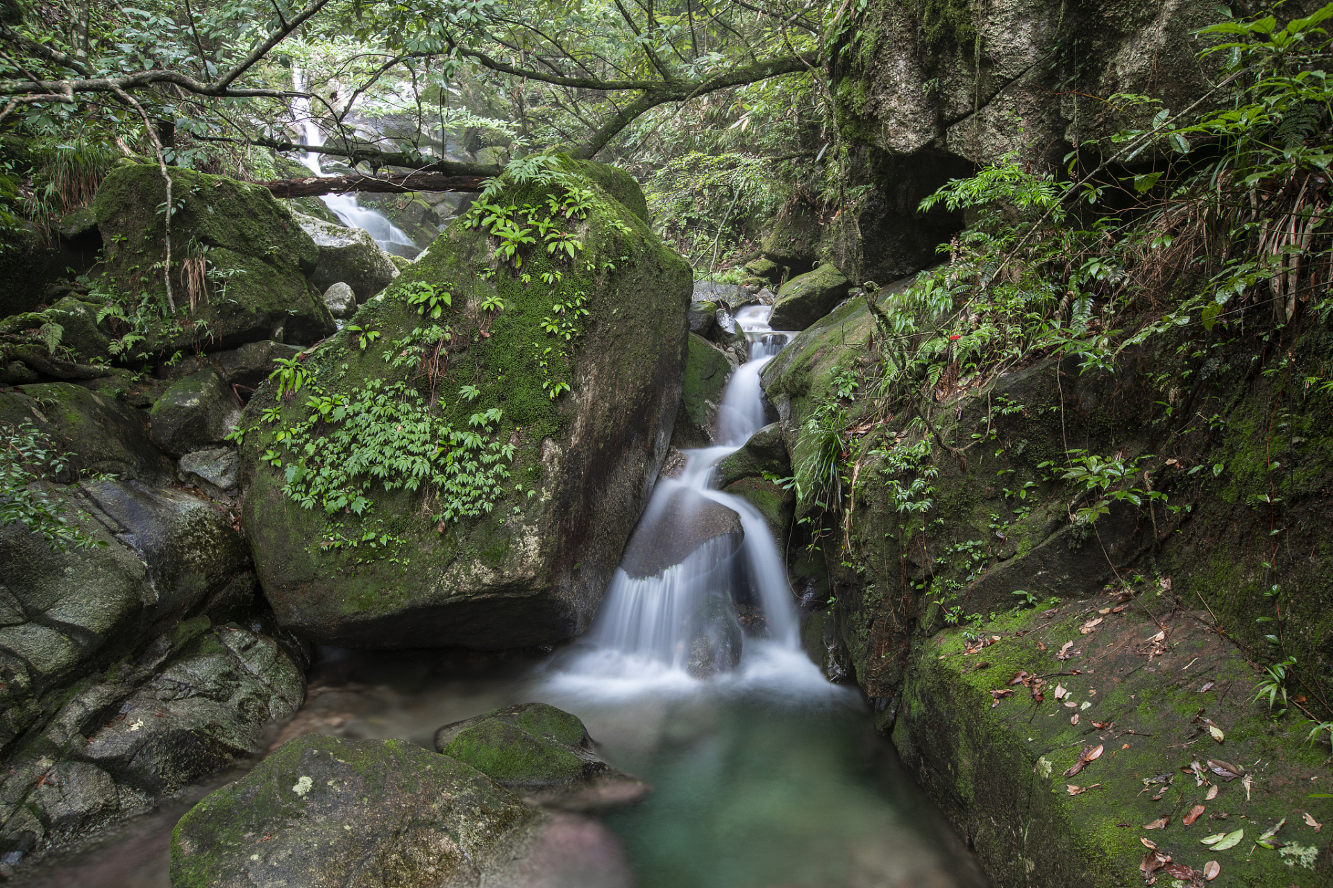 92  龙井沟的故事可不少,传说这里曾是龙王的居所,沟内的泉水犹如