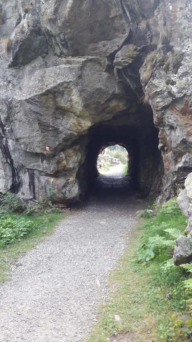 历经艰难困苦,在龙场这一荒僻之地,他不断思索,最终在阳明洞中顿悟"