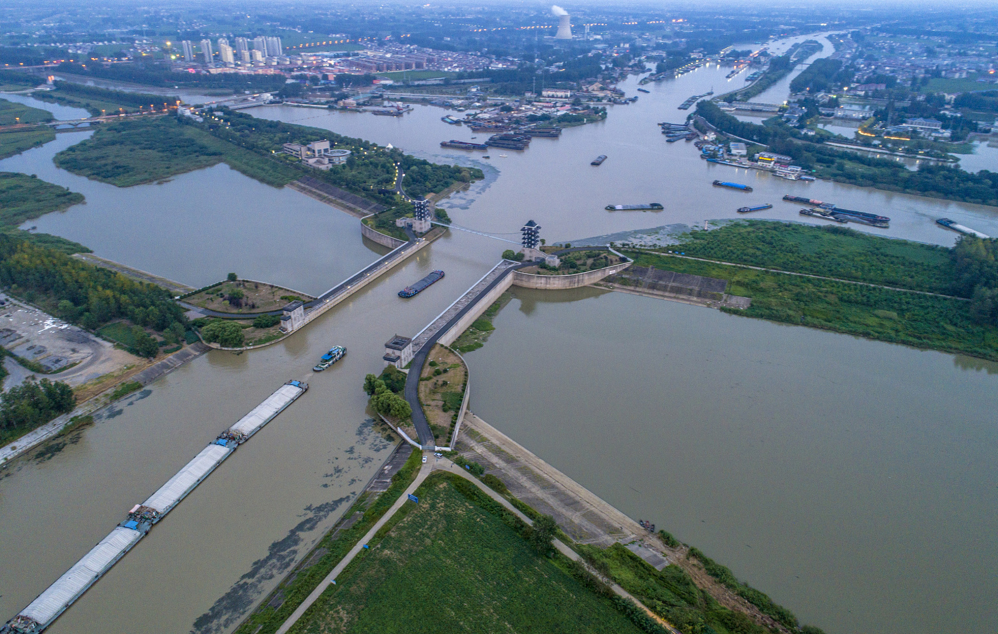 夏日漫游山河卷# 京杭大运河,这条穿越千年的古老水道,不仅承载着