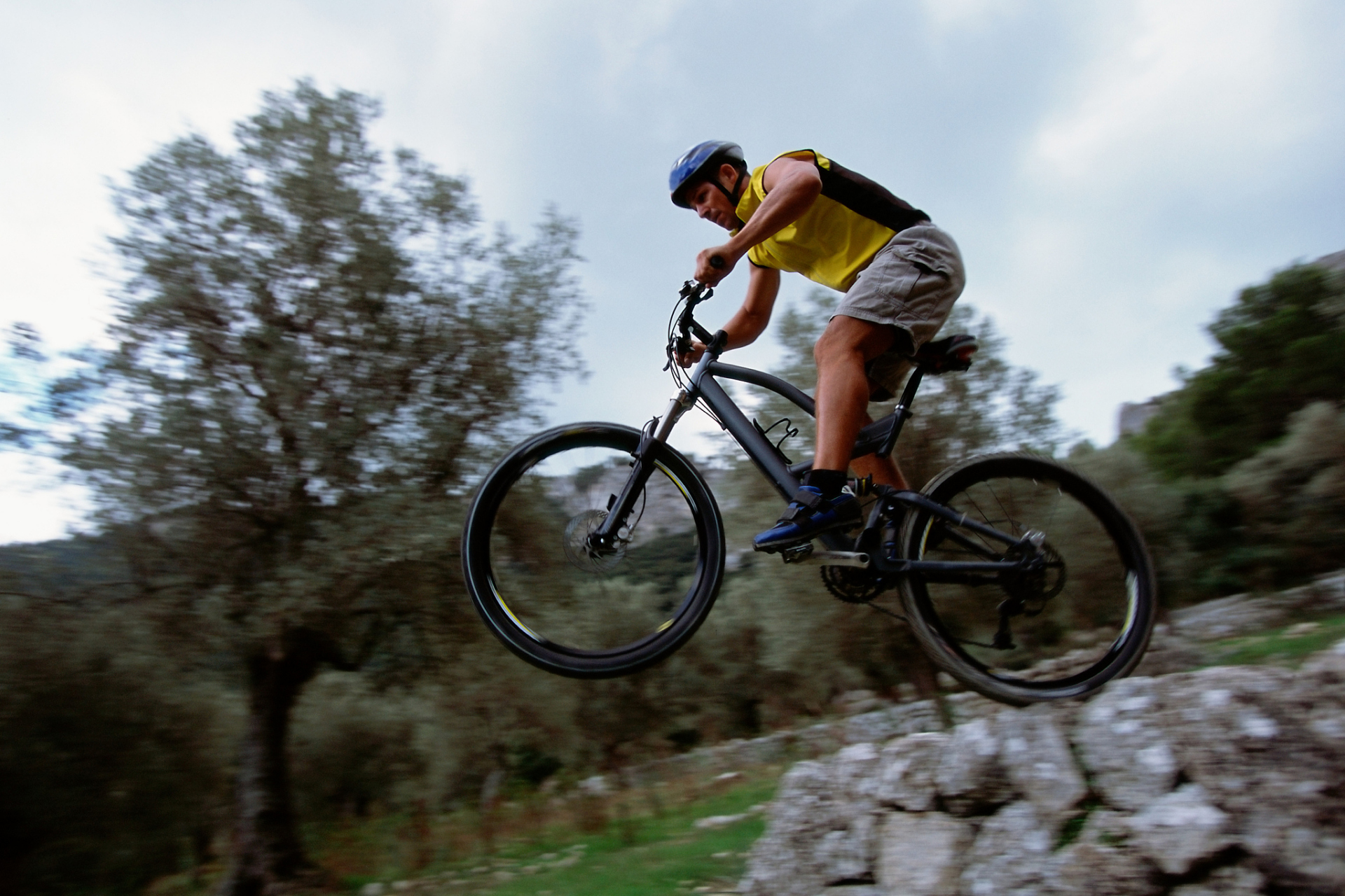 山地速降运动的英文名称为down hill,简称dh,速降运动可以说是山地车