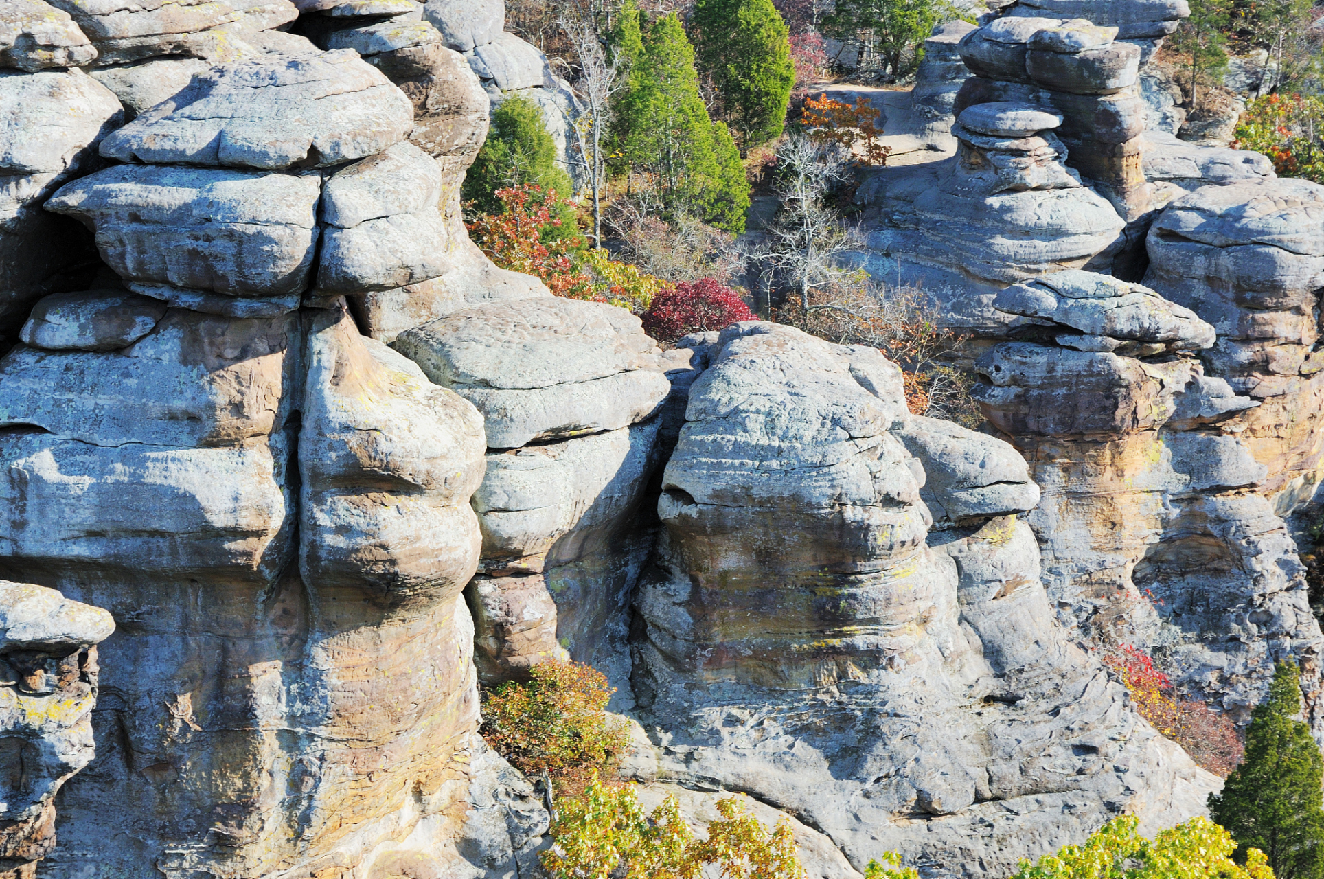当你走进马山石林,你会被眼前的景象所震撼.
