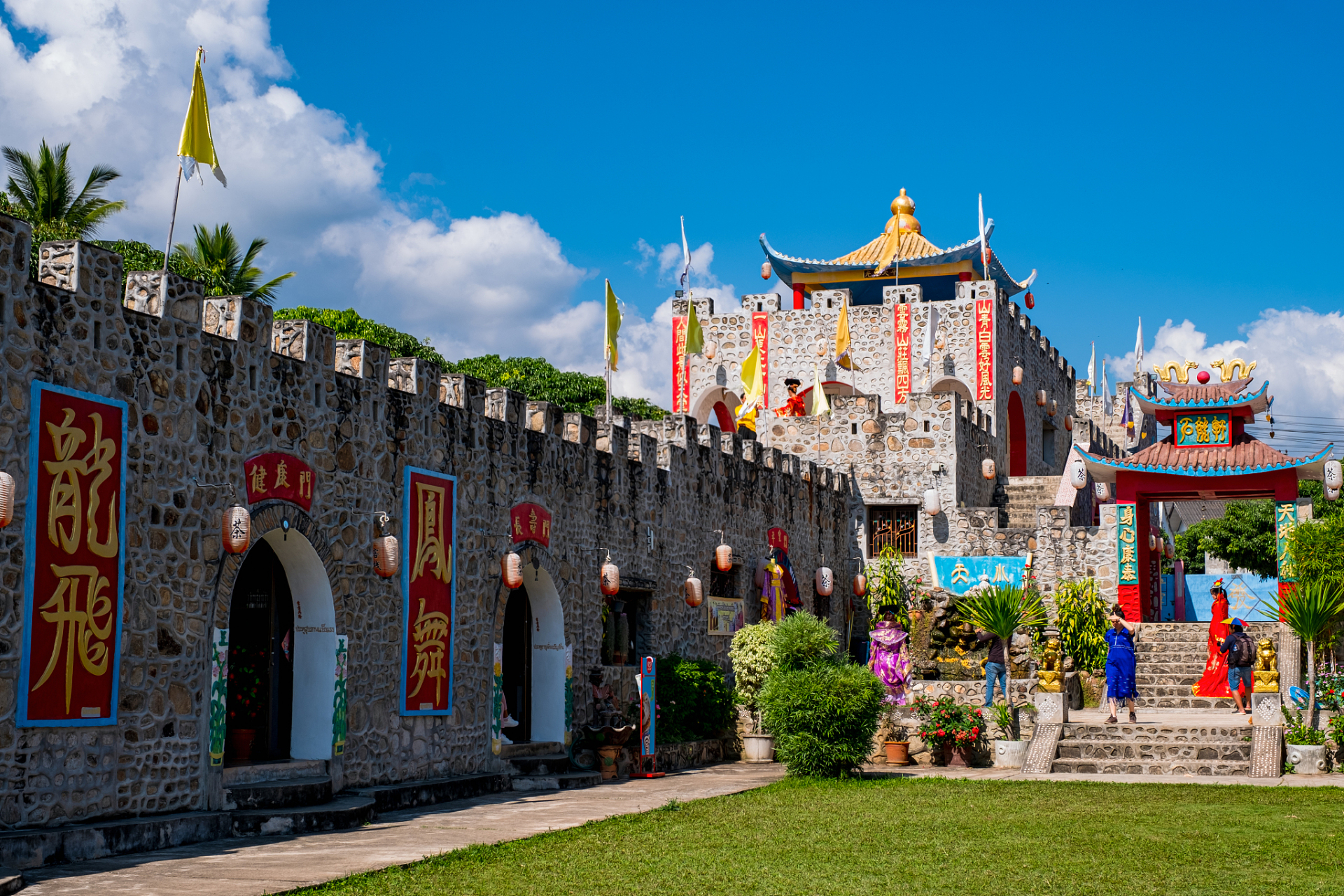 交通: -公交车:深圳市区乘坐e11,h92,833,18到大鹏站,转m471路或步行