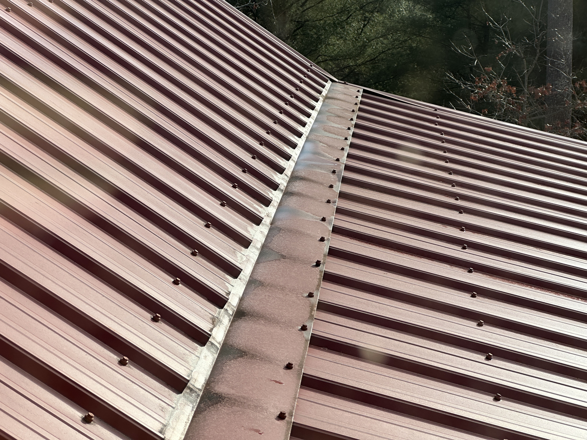 铝镁锰屋面板是一种常用的建筑材料,由铝合金材质经过特殊加工而成