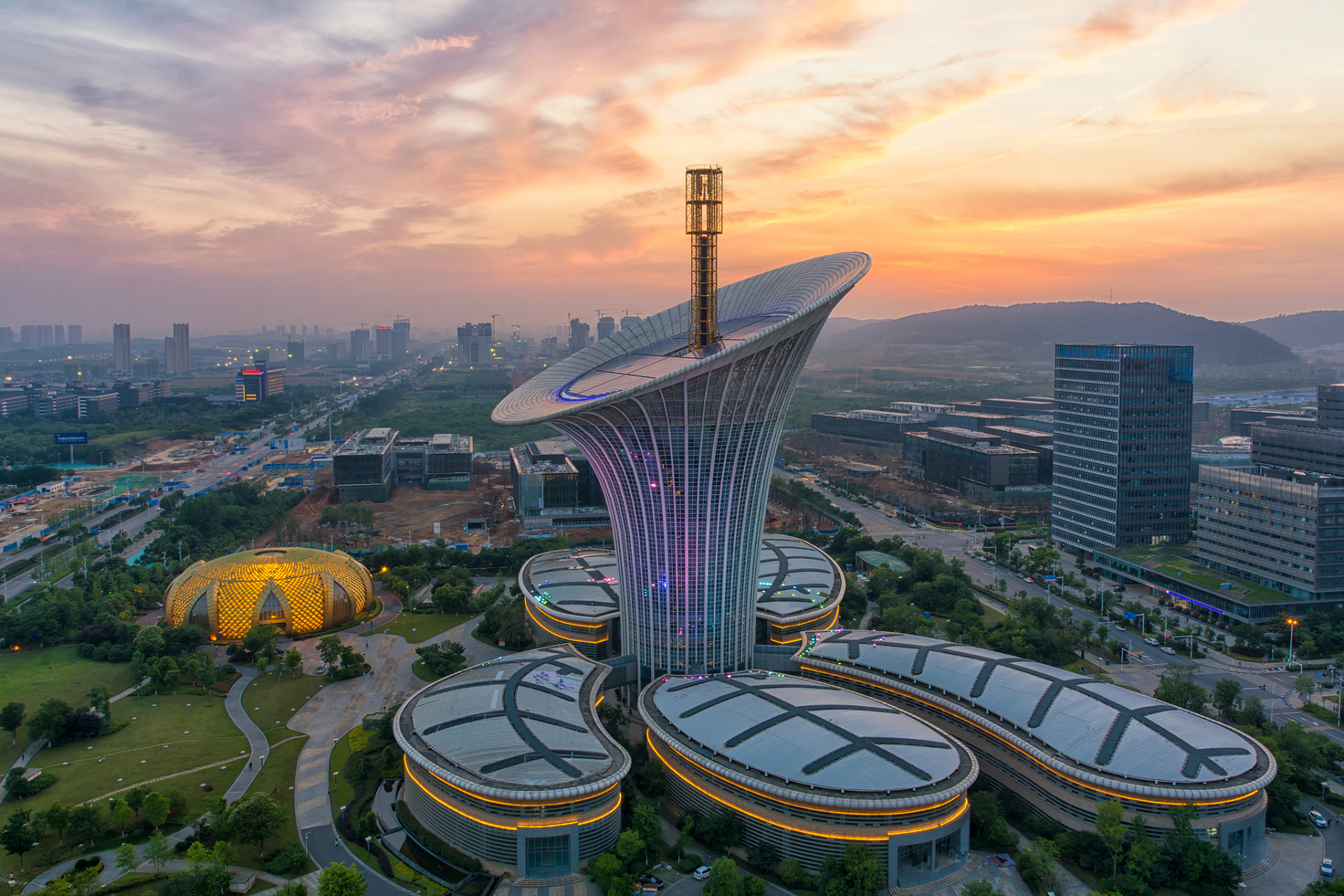 2023光谷马拉松的终点设在未来科技城内的光谷马蹄莲大楼.