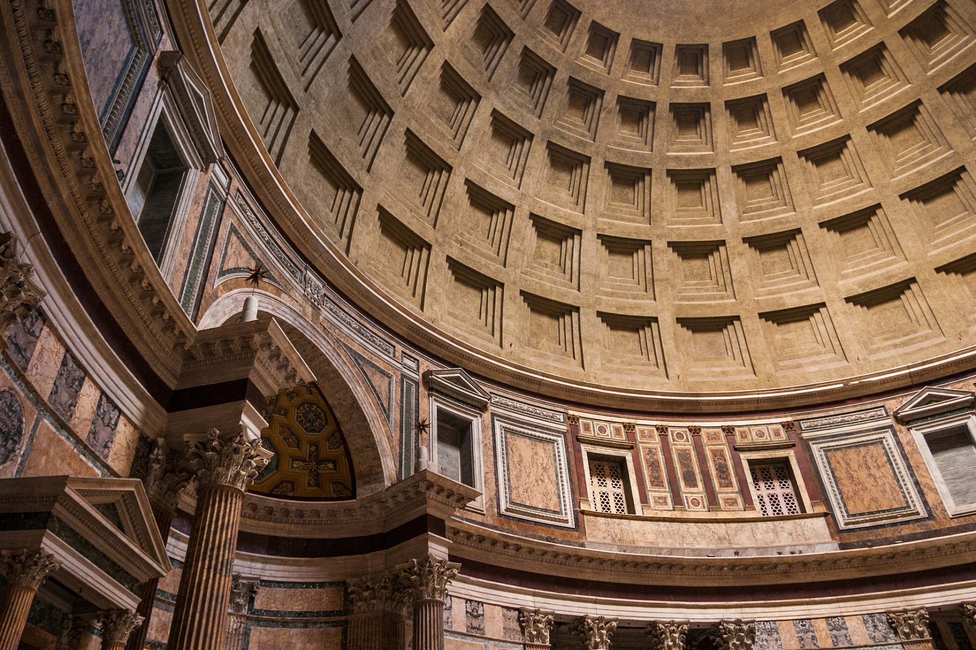 万神庙是古罗马时期的宗教建筑,以其中央镂空的巨大穹顶成为世界建筑