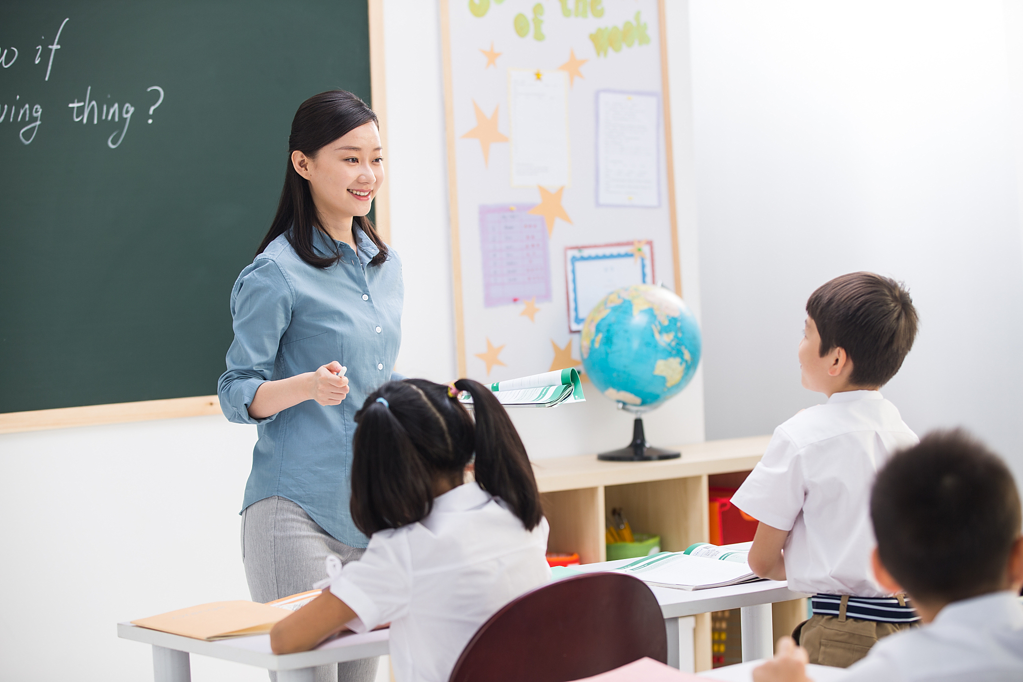 小学教师资格只需大专,考试聚焦小学教育理论;中学则需本科及以上学历