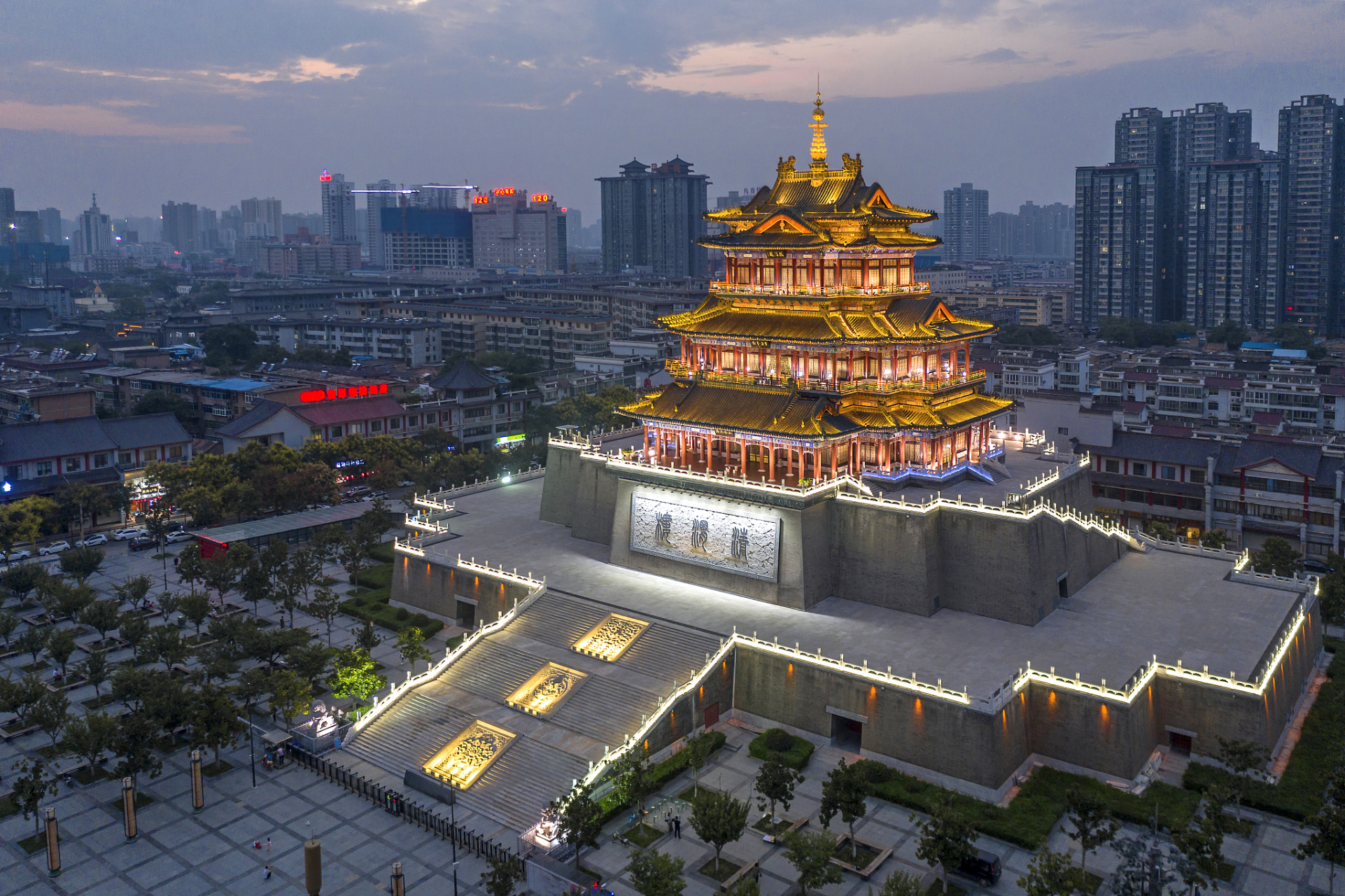 咸阳是中国的一个城市,它曾经是秦朝的政治,文化和军事中心,但秦朝的