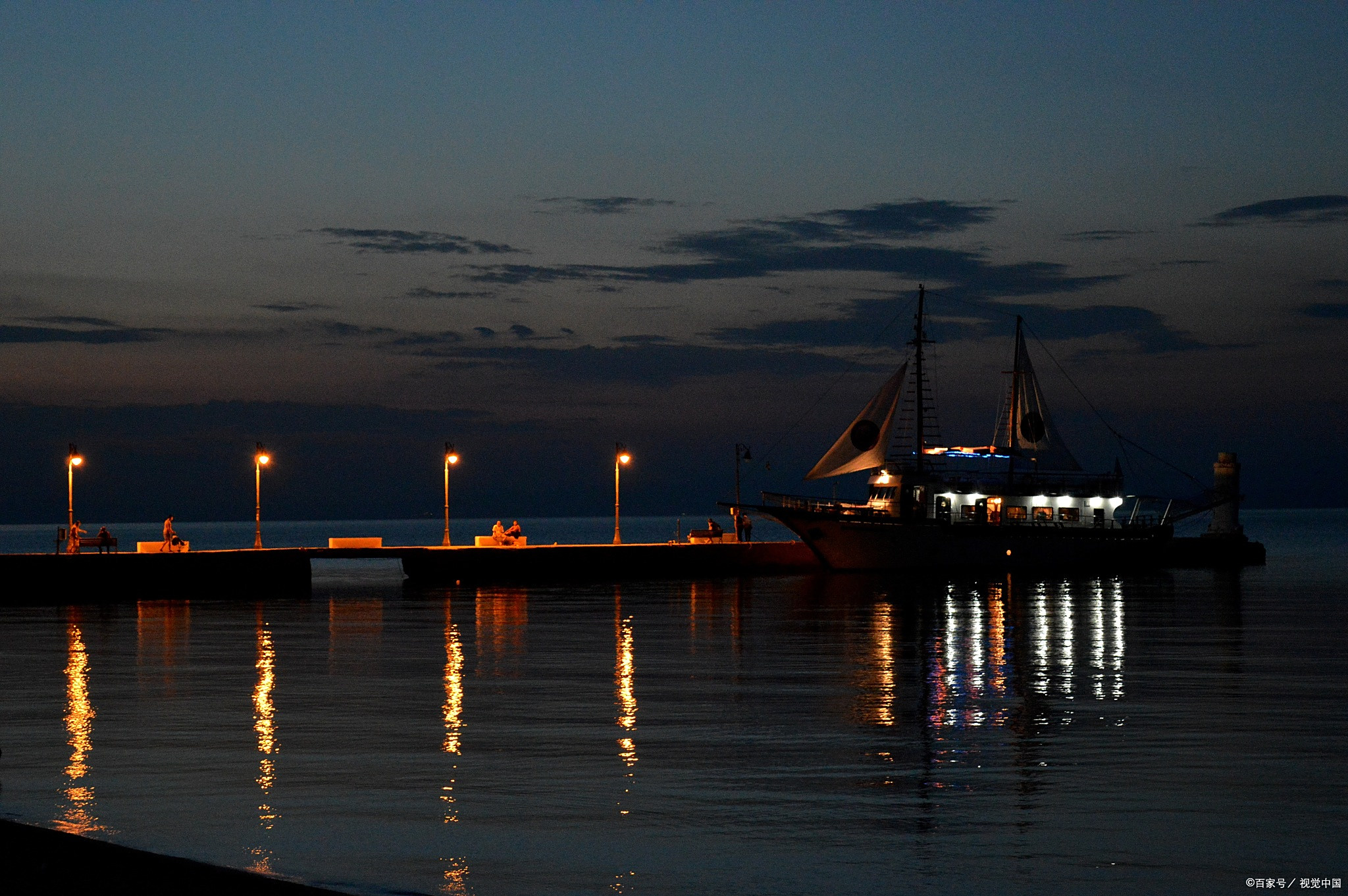海风轻轻吹拂,带来阵阵咸腥的气息
