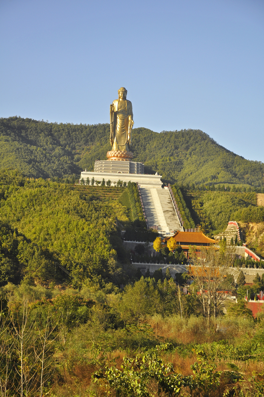 中原大佛,位于河南省平顶山市鲁山县赵村乡上汤佛泉寺,是世界上最高的