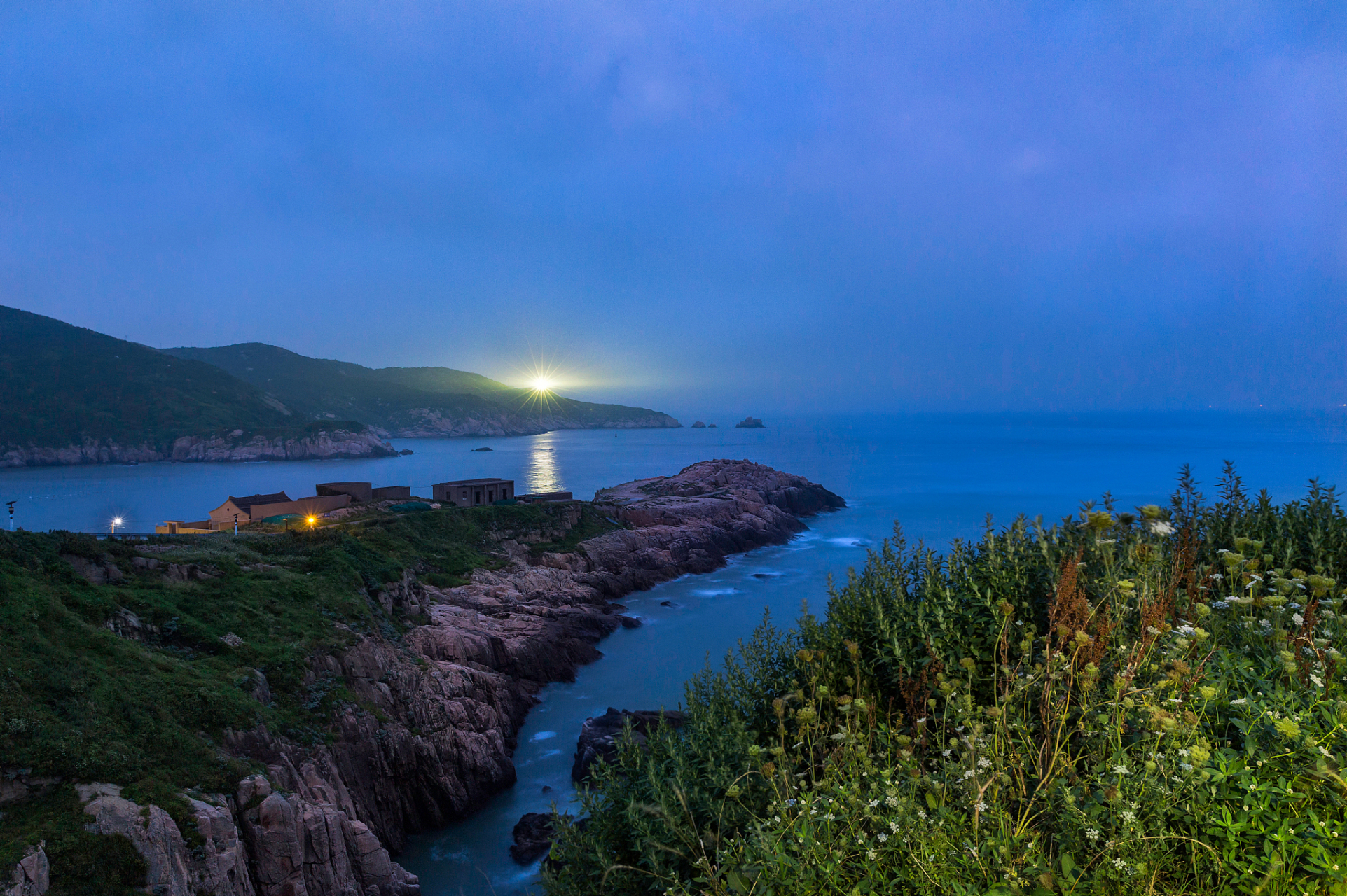 早上抵达西山岛,首先游览林屋洞 林屋洞被誉为"天下第九洞天",位于