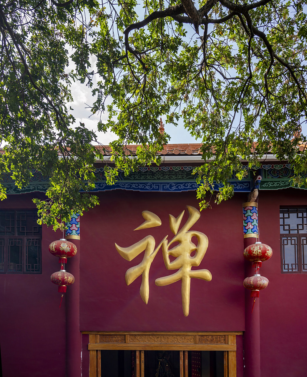 灵隐寺半夜排队人挤人# 灵隐寺半夜排队人挤人        2月13日,杭州