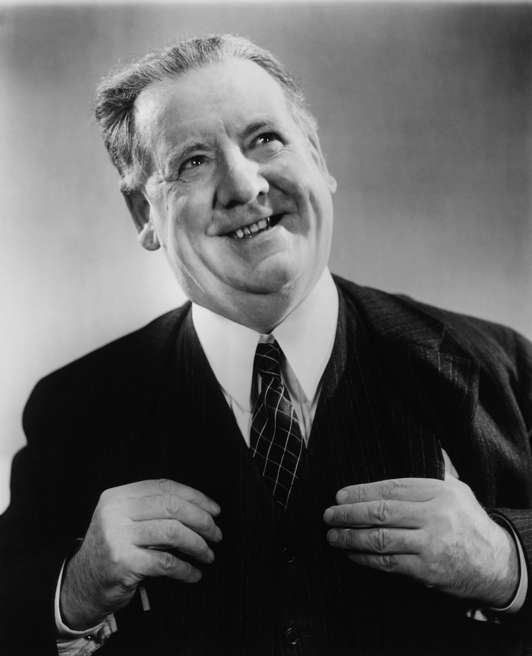 1948年,德国老人约翰·拉贝在战火中的中国南京建立国际安全区,保护