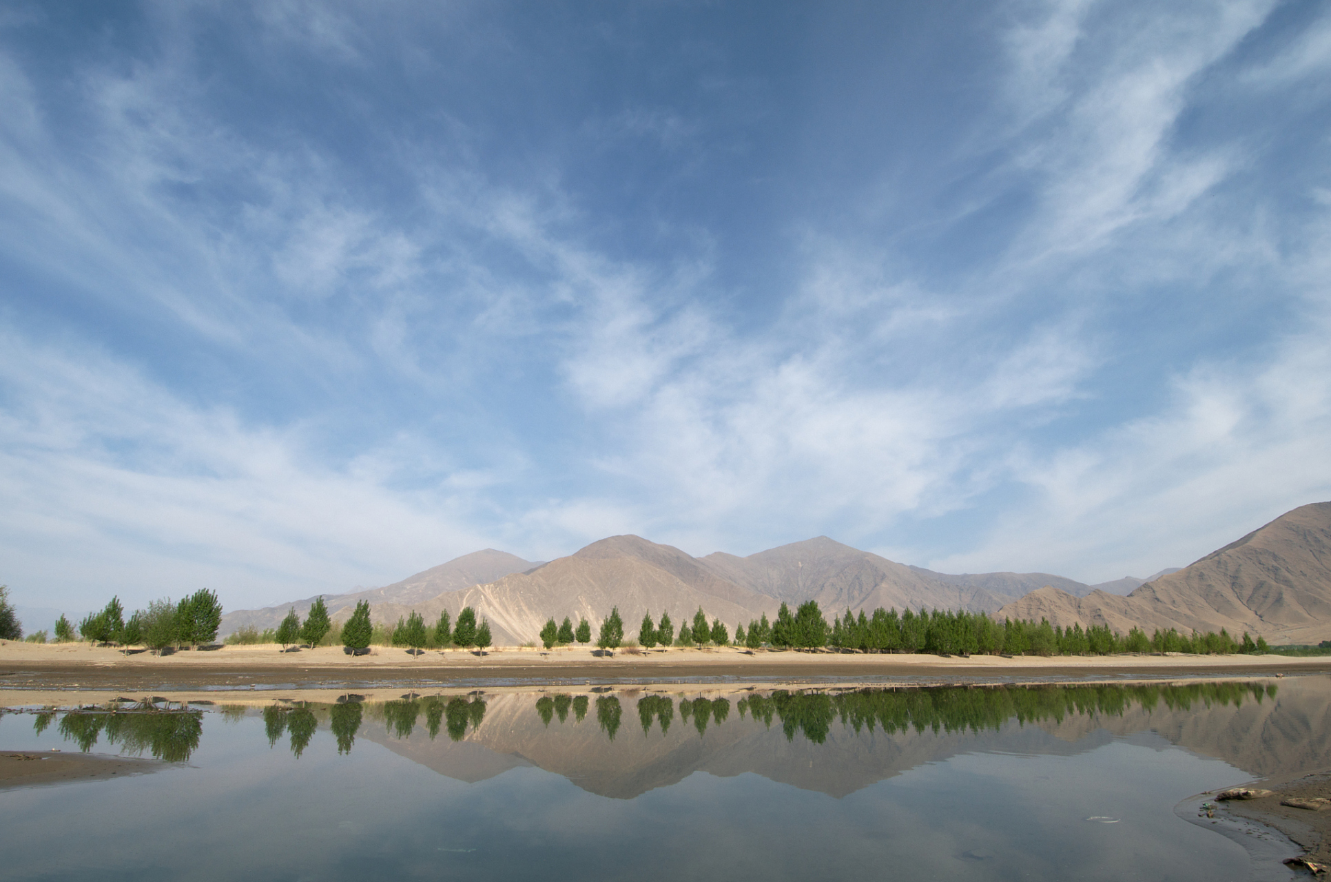 据史书记载,敦煌瓜州小西湖的由来可追溯到古代的神话故事.