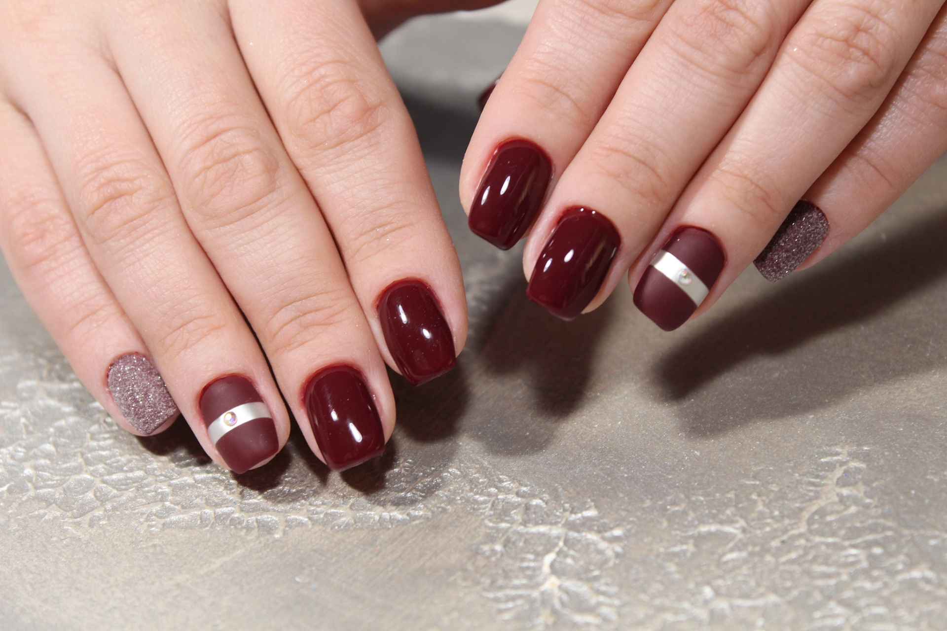 车厘子色美甲# 车厘子色是一种深红色调,类似于红色和紫色的混合色