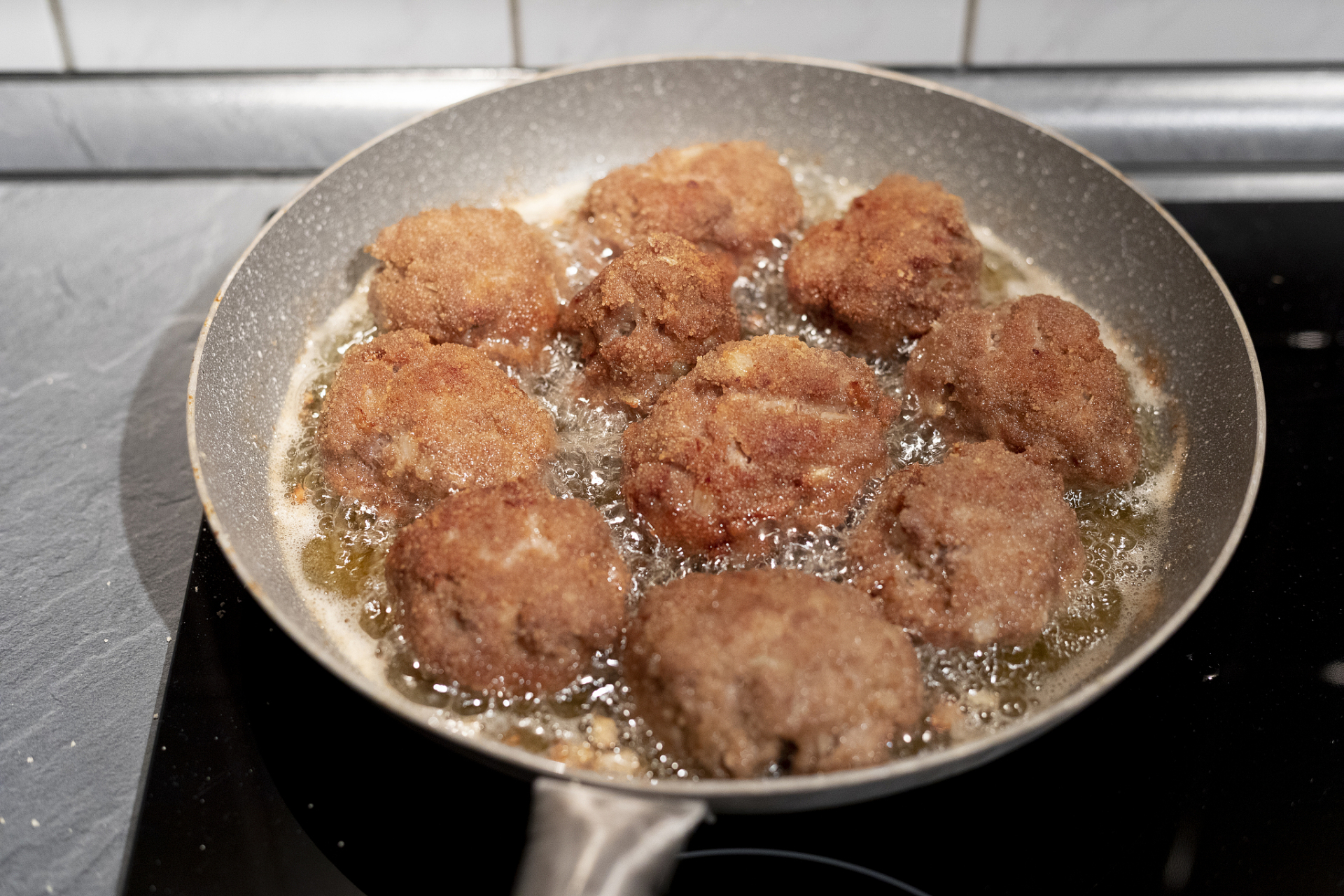 客家传统美食之开锅肉丸 开锅肉丸是梅州地区的传统特色小吃,是一道