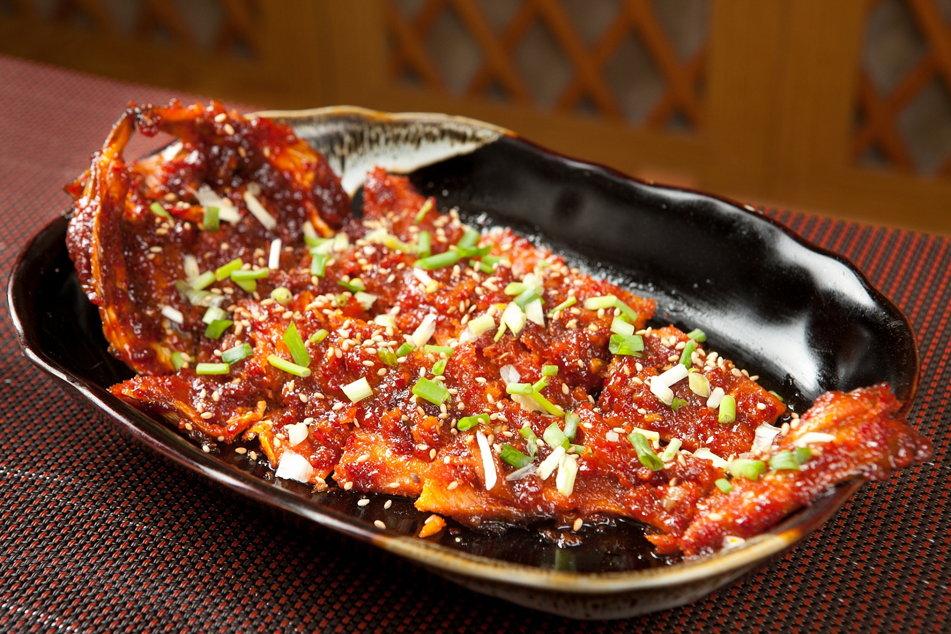 【招牌铁板鲫鱼|酥香鲜嫩,酱香可口,烧烤店秘制配方无保留分享】 大家