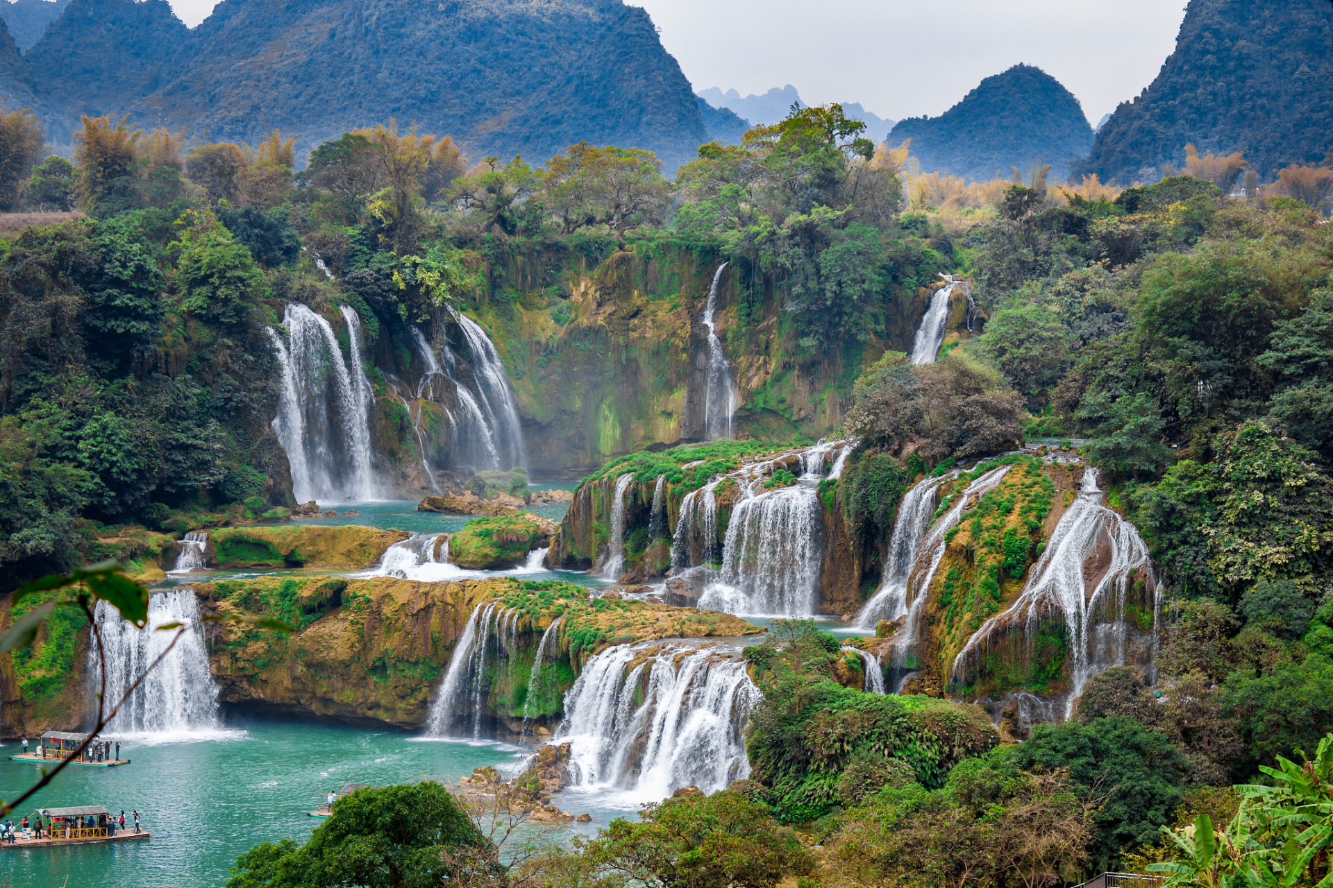 罗平九龙瀑布,是国家aaaa级旅游景区,位于云南省罗平县城北22公里处.