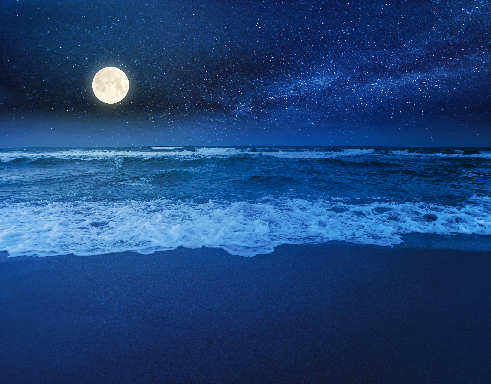 夜晚宁静的海边图片