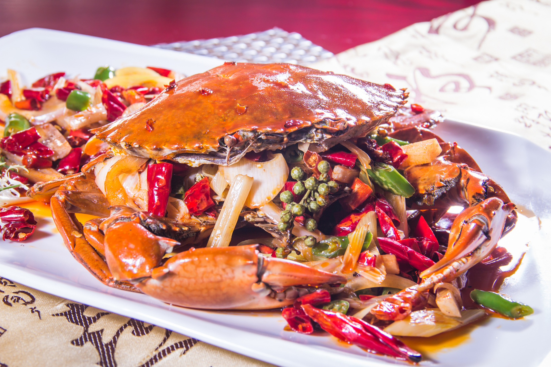 爆炒香辣面包蟹   爱吃蟹黄的吃货们赶紧收藏  做法:  主料:面包蟹1只