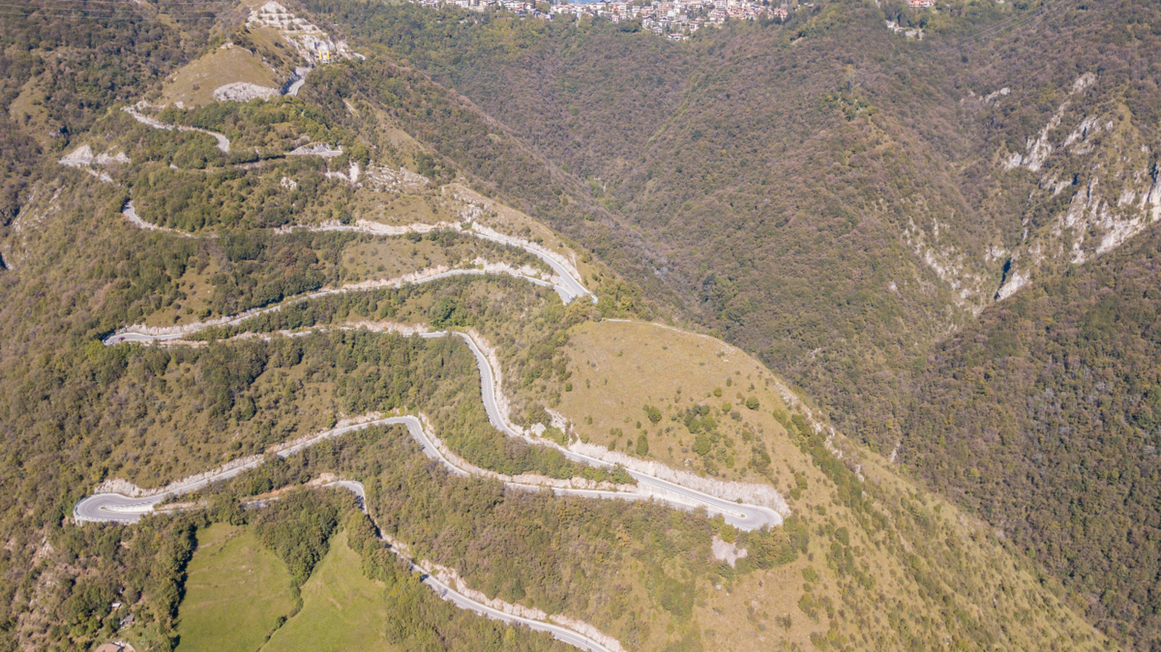 生活就像一条蜿蜒崎岖的山路,时而险峻,时而平坦,但始终不断向前延伸.